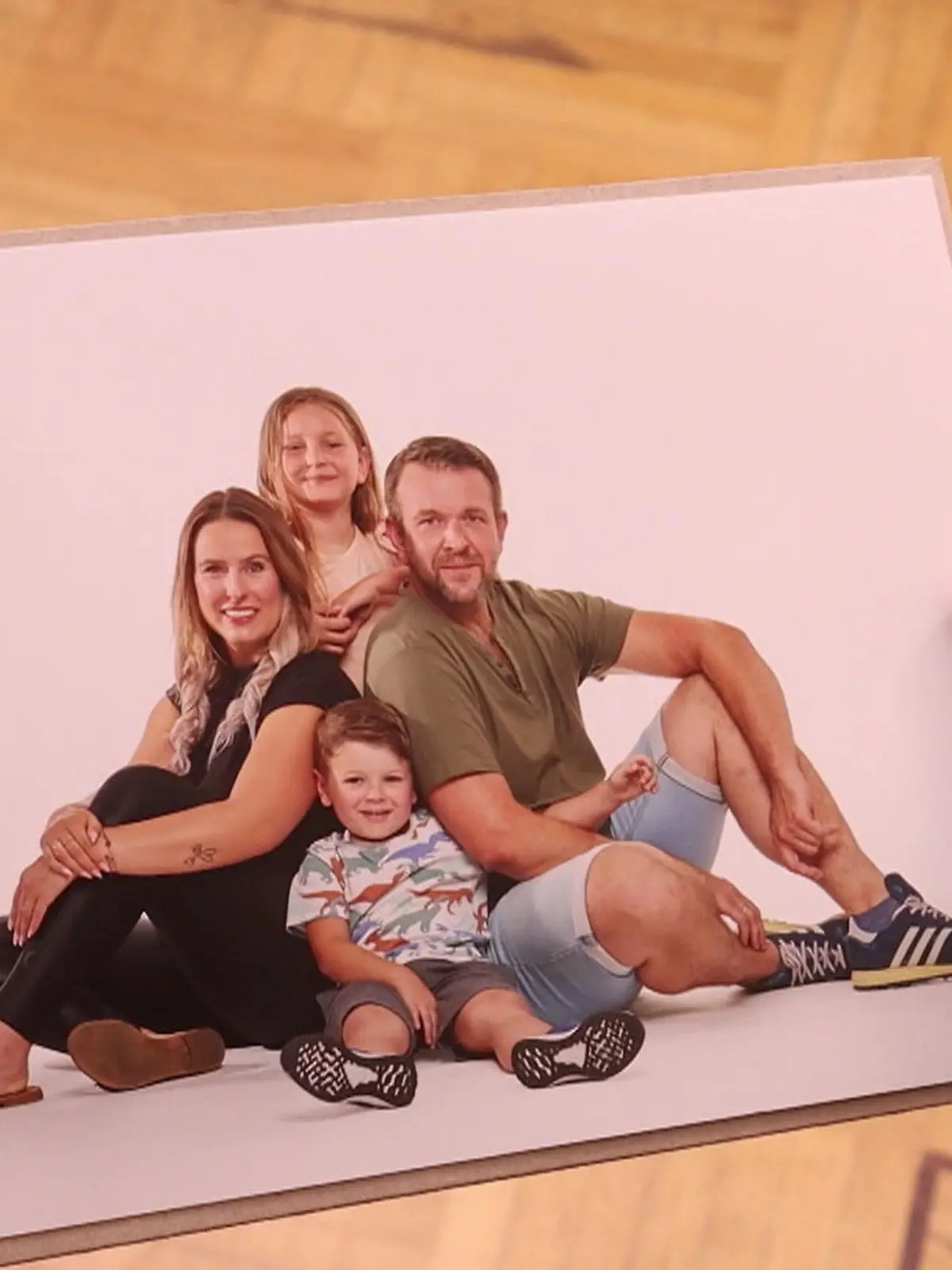 Professionelle Fotos vom Fotografen sind immer schön - doch häufig recht teuer. Aber wie viel Geld muss man wirklich ausgeben, um am Ende tolle Bilder in der Hand zu halten? Wir haben das mit einer Familie und einer verdeckten Kamera getestet!