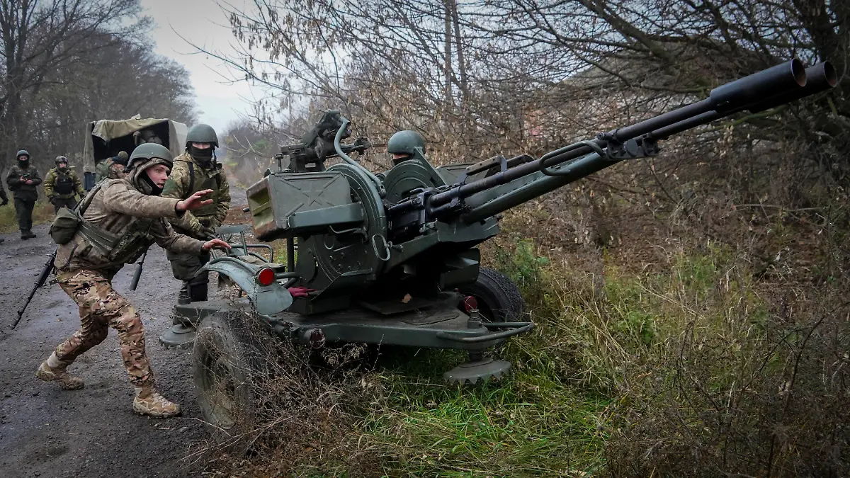 dpatopbilder - 11.11.2022, Ukraine, Charkiw: Soldaten der ukrainischen Streitkräfte bereiten sich auf den Beschuss russischer Stellungen mit einem Flugabwehrgeschütz vor. Foto: Andrii Marienko/AP/dpa +++ dpa-Bildfunk +++
