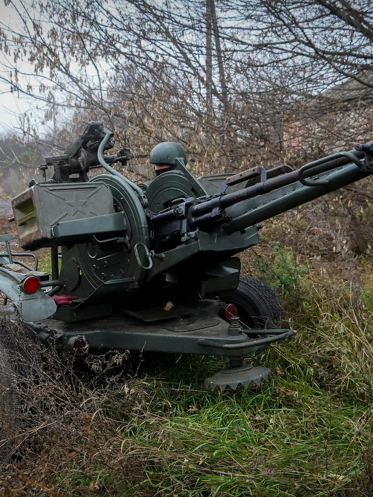 dpatopbilder - 11.11.2022, Ukraine, Charkiw: Soldaten der ukrainischen Streitkräfte bereiten sich auf den Beschuss russischer Stellungen mit einem Flugabwehrgeschütz vor. Foto: Andrii Marienko/AP/dpa +++ dpa-Bildfunk +++