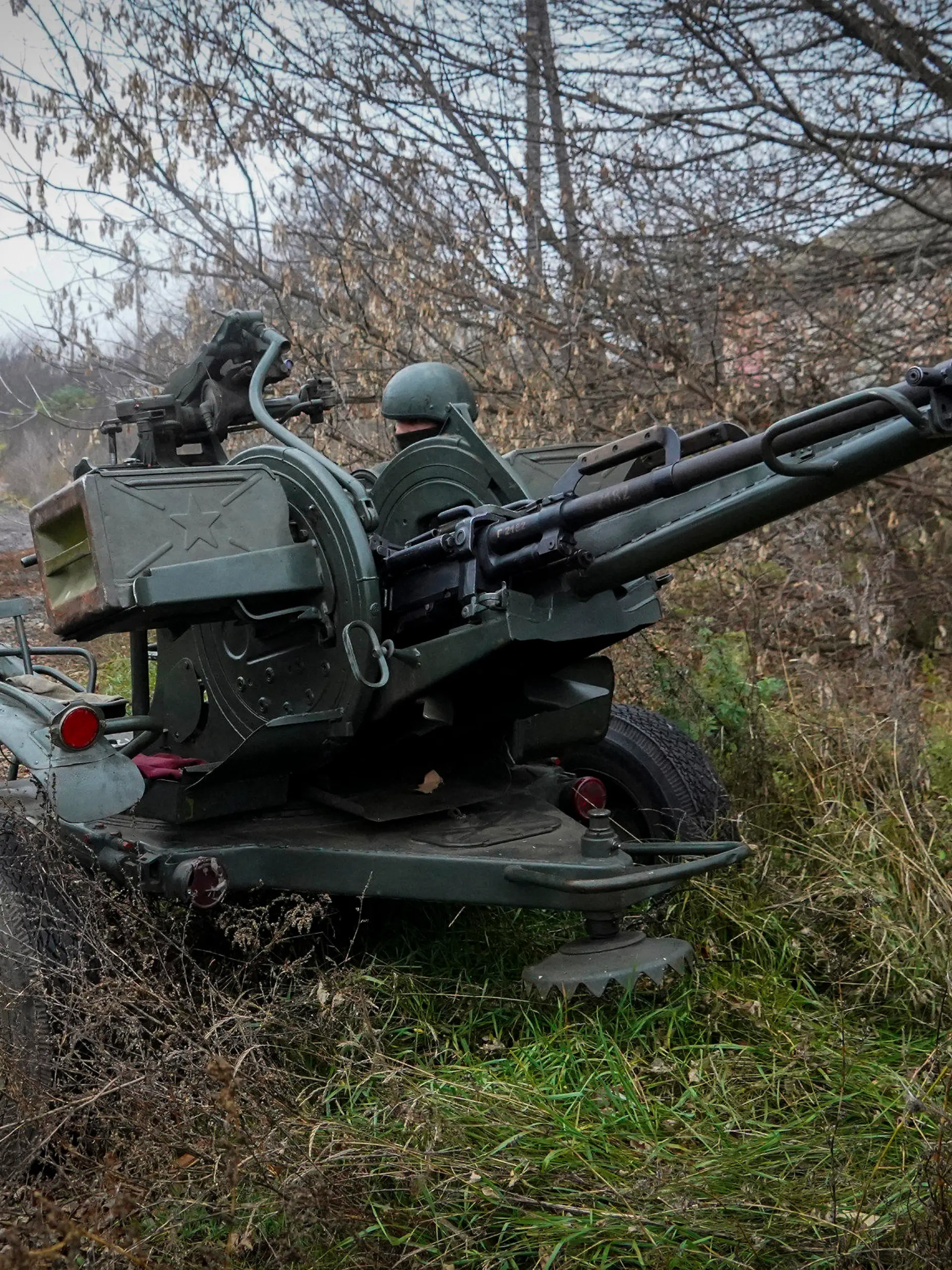 dpatopbilder - 11.11.2022, Ukraine, Charkiw: Soldaten der ukrainischen Streitkräfte bereiten sich auf den Beschuss russischer Stellungen mit einem Flugabwehrgeschütz vor. Foto: Andrii Marienko/AP/dpa +++ dpa-Bildfunk +++