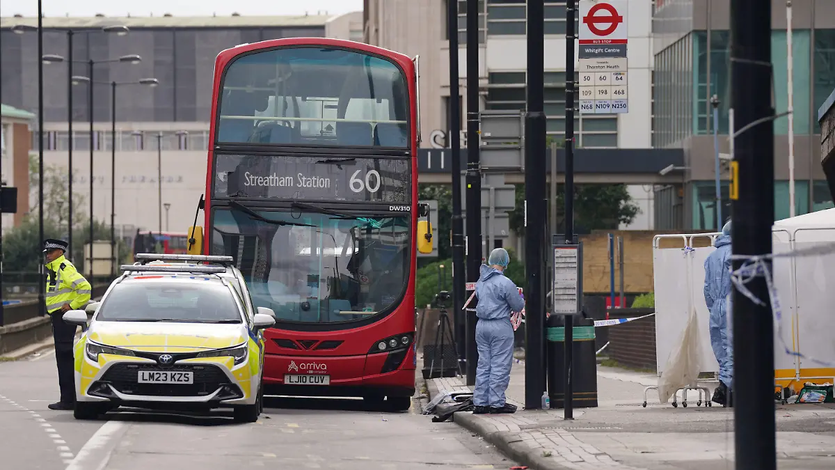 27.09.2023, Großbritannien, London: Forensische Ermittler untersuchen einen Tatort in der Nähe des Whitgift-Einkaufszentrums, nachdem ein 15-jähriges Mädchen erstochen wurde. Im Verdacht steht ein 17-jähriger Junge, den die Polizei gut eine Stunde nach der Tat am 27.09.2023 festnahm. Foto: Lucy North/PA Wire/dpa +++ dpa-Bildfunk +++