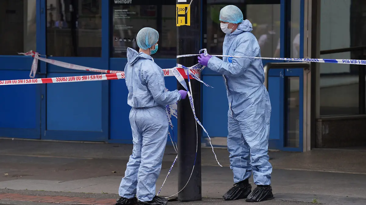 27.09.2023, Großbritannien, London: Forensische Ermittler sperren einen Tatort in der Nähe des Whitgift-Einkaufszentrums ab, nachdem ein 15-jähriges Mädchen erstochen wurde. Im Verdacht steht ein 17-jähriger Junge, den die Polizei gut eine Stunde nach der Tat am 27.09.2023 festnahm. Foto: Lucy North/PA Wire/dpa +++ dpa-Bildfunk +++