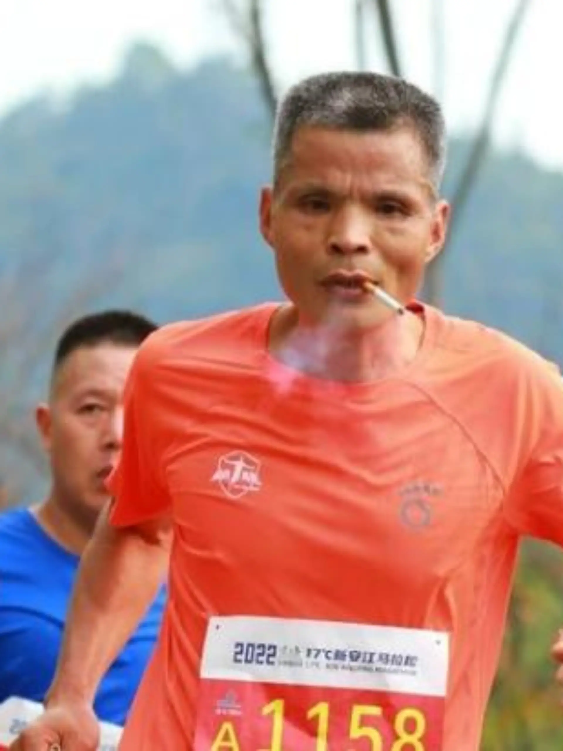 Kettenrauchend Marathon laufen? Das kann nur Onkel Chen!