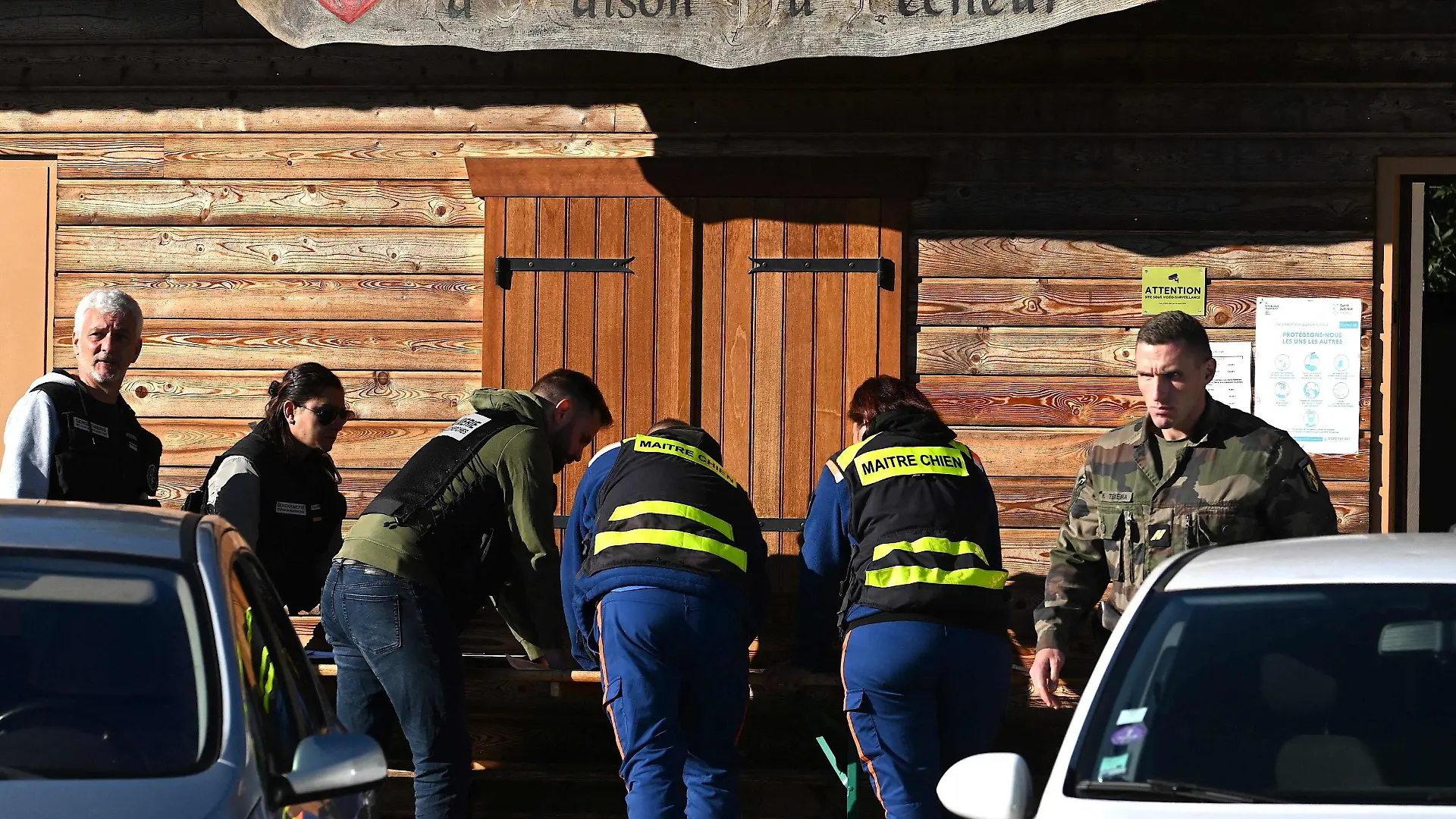26.09.2023, Frankreich, Saint-Blaise-la-Roche: Französische Gendarmen und Mitglieder des Zivilschutzes beteiligen sich an der Suche nach einem 15-jährigen Mädchen, das auf dem Weg von ihrem Haus zum Bahnhof von Saint-Blaise-la-Roche verschwand. Das spurlose Verschwinden einer 15-Jährigen auf dem Weg zum Bahnhof eines kleinen Ortes im Elsass lässt Frankreich bangen. Landesweit gab es in den Medien am Dienstag große Aufmerksamkeit für eine Suchaktion von rund 240 Anwohnern unter Anleitung der Polizei und von Forstbeamten. Foto: Patrick Hertzog/AFP/dpa +++ dpa-Bildfunk +++