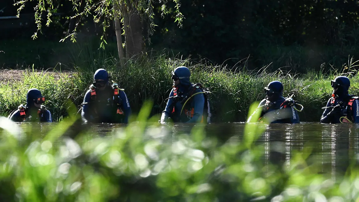 27.09.2023, Frankreich, Saint-Blaise-la-Roche: Taucher der französischen Gendarmerie suchen einen Teich ab in dem Gebiet, in dem eine 15-Jährige verschwunden ist, ab. Die 15-Jährige war am 23.09.2023 auf dem drei Kilometer langen Fußweg zum Bahnhof von Saint-Blaise-la-Roche verschwunden. Foto: Patrick Hertzog/AFP/dpa +++ dpa-Bildfunk +++