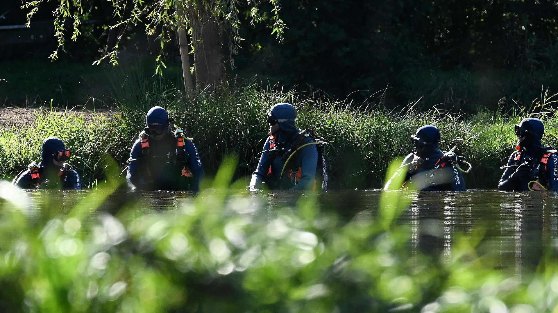27.09.2023, Frankreich, Saint-Blaise-la-Roche: Taucher der französischen Gendarmerie suchen einen Teich ab in dem Gebiet, in dem eine 15-Jährige verschwunden ist, ab. Die 15-Jährige war am 23.09.2023 auf dem drei Kilometer langen Fußweg zum Bahnhof von Saint-Blaise-la-Roche verschwunden. Foto: Patrick Hertzog/AFP/dpa +++ dpa-Bildfunk +++
