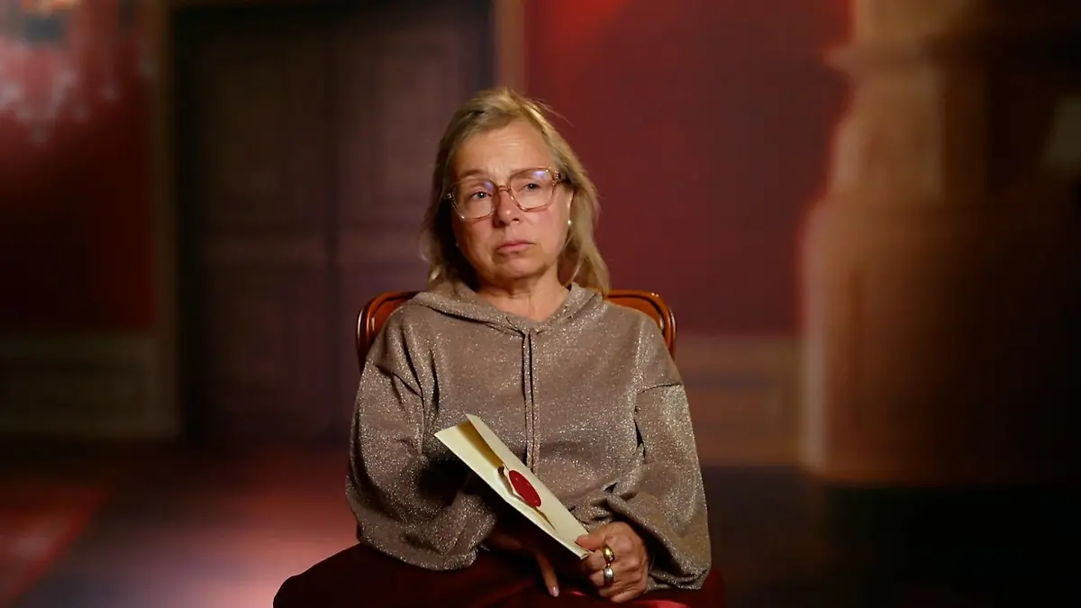 ChrisTine Urspruch hält ein verführerisches Angebot in den Händen.