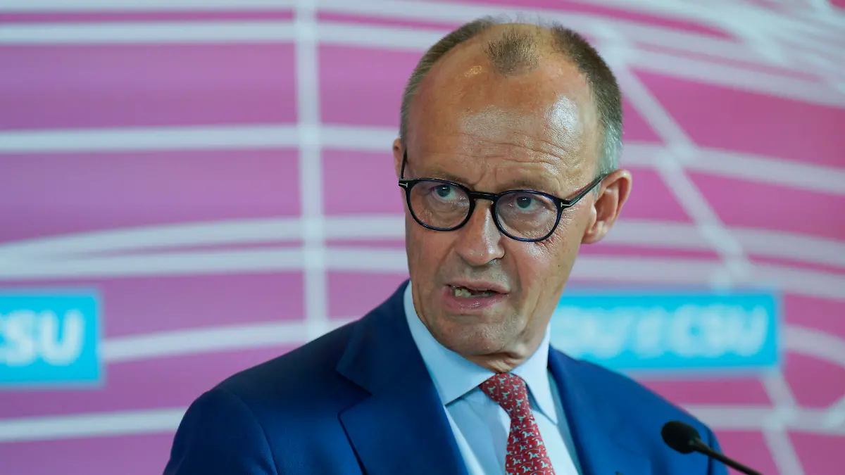 CDU/CSU-Bundestagsfraktion, Friedrich Merz Fraktionssitzung CDU/CSU-Bundestagsfraktion, Pressestatement, Vorsitzender CDU und CDU/CSU-Bundestagsfraktion, Friedrich Merz, Erster stellvertretender Vorsitzender und Vorsitzender CSU im Bundestag Alexander Dobrindt Berlin Berlin GER *** CDU CSU Parliamentary Group, Friedrich Merz Parliamentary Group Meeting CDU CSU Parliamentary Group, Press Statement, Chairman CDU and CDU CSU Parliamentary Group, Friedrich Merz, First Deputy Chairman and Chairman CSU in the Bundestag Alexander Dobrindt Berlin Berlin GER
