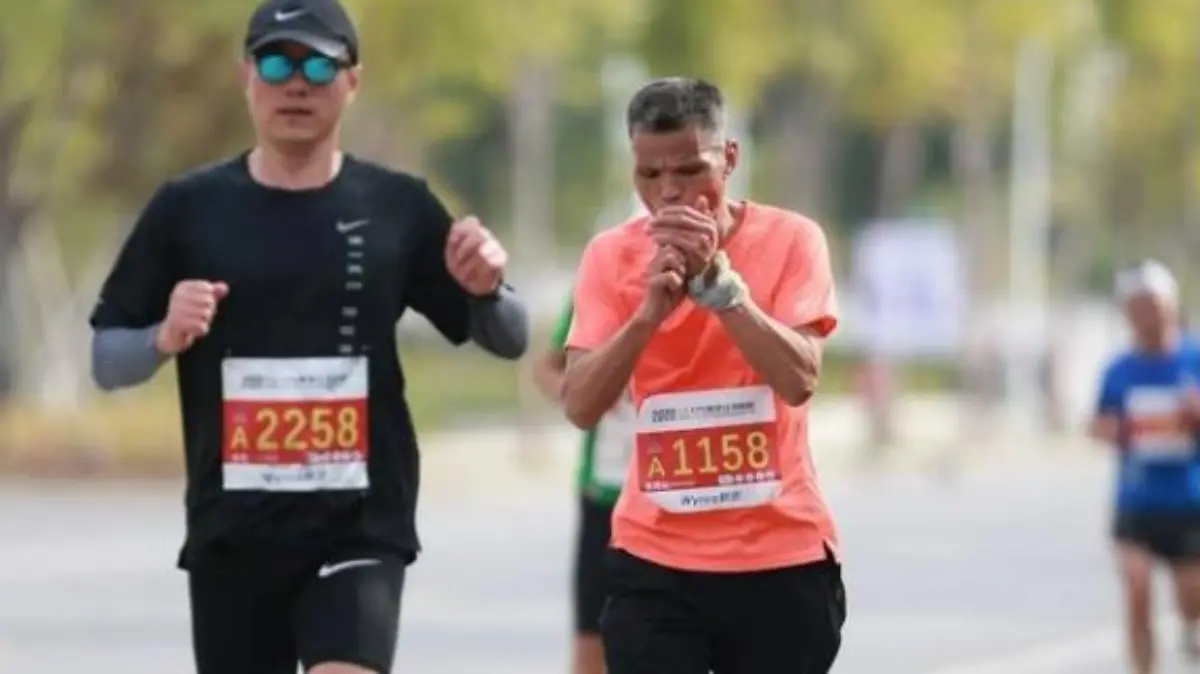 Qualmend 42,195 km laufen - Onkel Chen steckt sich erstmal eine an