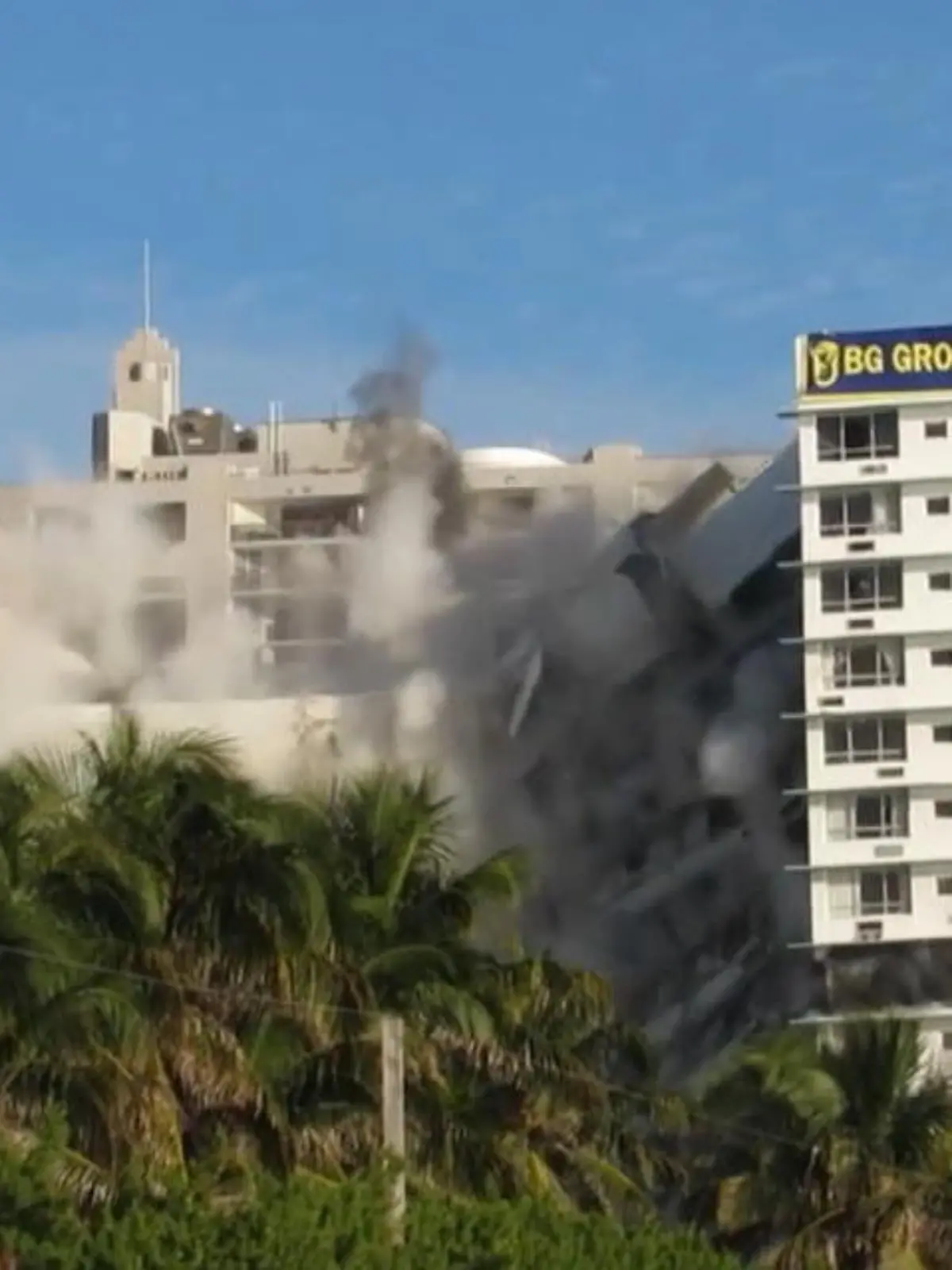 Seit 2017 stand das ehemalige Luxushotel Deauville Beach Resort in Miami leer. Ein Feuer und Hurrikan Irma hatten schwere Schäden angerichtet. Nun wurde das Hotel, in dem sogar mal die Beatles übernachteten, gesprengt.