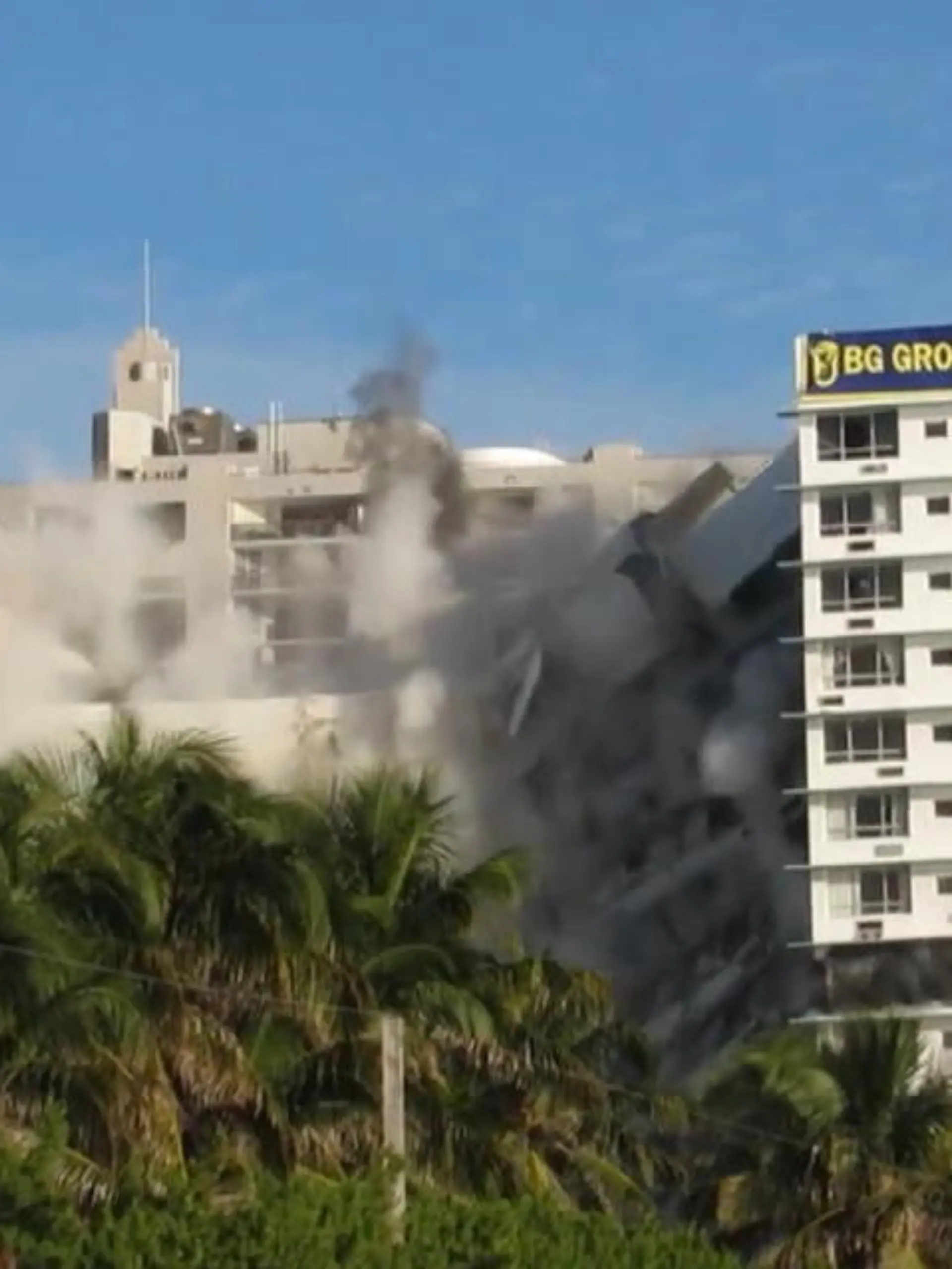 Seit 2017 stand das ehemalige Luxushotel Deauville Beach Resort in Miami leer. Ein Feuer und Hurrikan Irma hatten schwere Schäden angerichtet. Nun wurde das Hotel, in dem sogar mal die Beatles übernachteten, gesprengt.