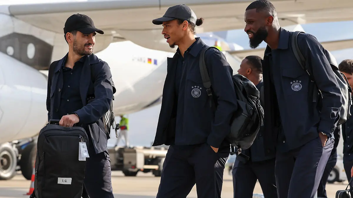 Frankfurt am Main, 14.11.2022, xjfx Abflug der Deutschen Fussball Nationalmannschaft auf dem Vorfeld des Frankfurter Flughafens von Frankfurt nach Musca auf dem Weg zum letzten Trainingsspiel vor der Fußball Weltmeisterschaft 2022 v.l., Ilkay Gündoga, Leroy Sané und Antonio Rüdiger steigen ins Flugzeug