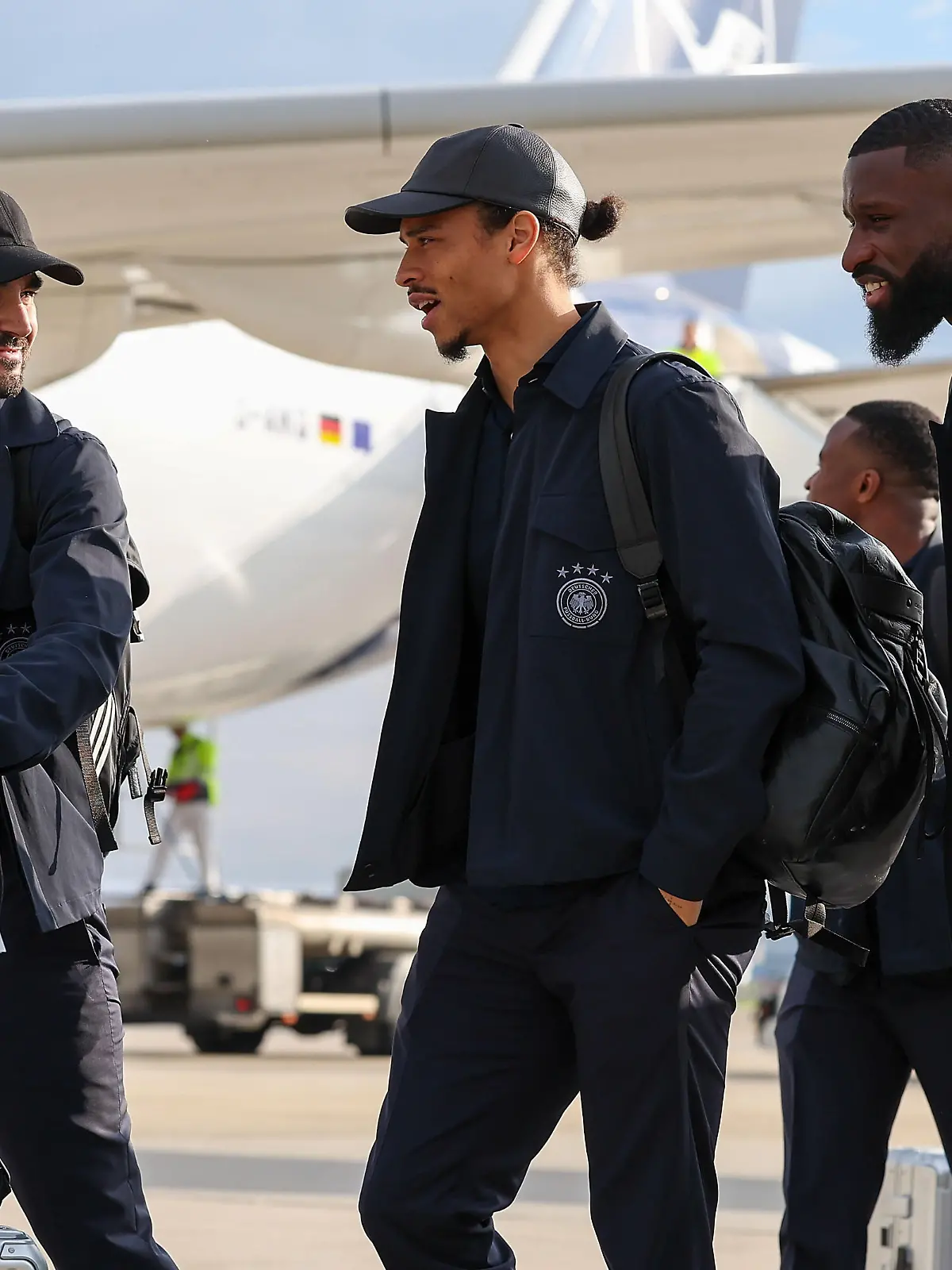 Frankfurt am Main, 14.11.2022, xjfx Abflug der Deutschen Fussball Nationalmannschaft auf dem Vorfeld des Frankfurter Flughafens von Frankfurt nach Musca auf dem Weg zum letzten Trainingsspiel vor der Fußball Weltmeisterschaft 2022 v.l., Ilkay Gündoga, Leroy Sané und Antonio Rüdiger steigen ins Flugzeug