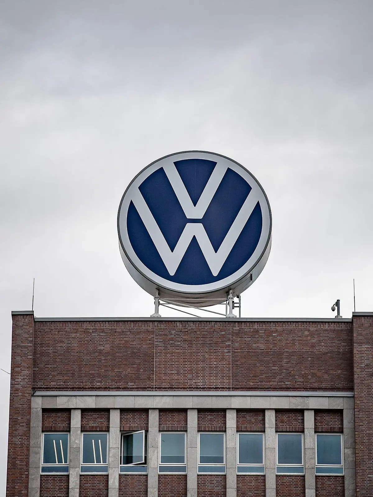 ARCHIV - 18.09.2019, Niedersachsen, Wolfsburg: Ein großes VW-Logo steht auf dem Verwaltungshochhaus vom Volkswagen-Werk. Eine IT-Störung hat am Mittwoch die zentrale Infrastruktur des Volkswagen-Konzerns lahmgelegt. Die Produktion in mehreren Werken stehe still, bestätigte ein Konzernsprecher Angaben des «Handelsblatts». Foto: Sina Schuldt/dpa +++ dpa-Bildfunk +++