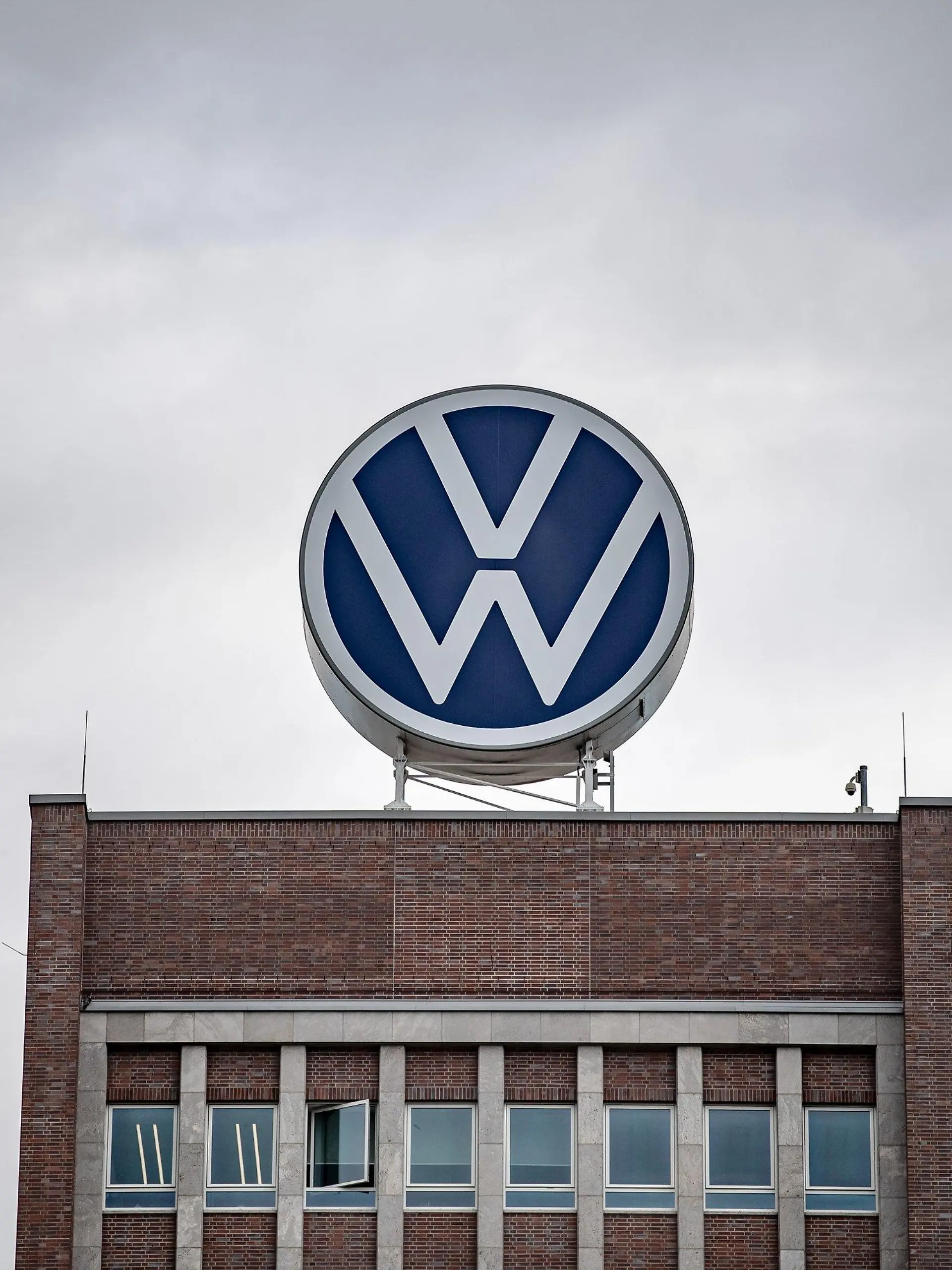 ARCHIV - 18.09.2019, Niedersachsen, Wolfsburg: Ein großes VW-Logo steht auf dem Verwaltungshochhaus vom Volkswagen-Werk. Eine IT-Störung hat am Mittwoch die zentrale Infrastruktur des Volkswagen-Konzerns lahmgelegt. Die Produktion in mehreren Werken stehe still, bestätigte ein Konzernsprecher Angaben des «Handelsblatts». Foto: Sina Schuldt/dpa +++ dpa-Bildfunk +++