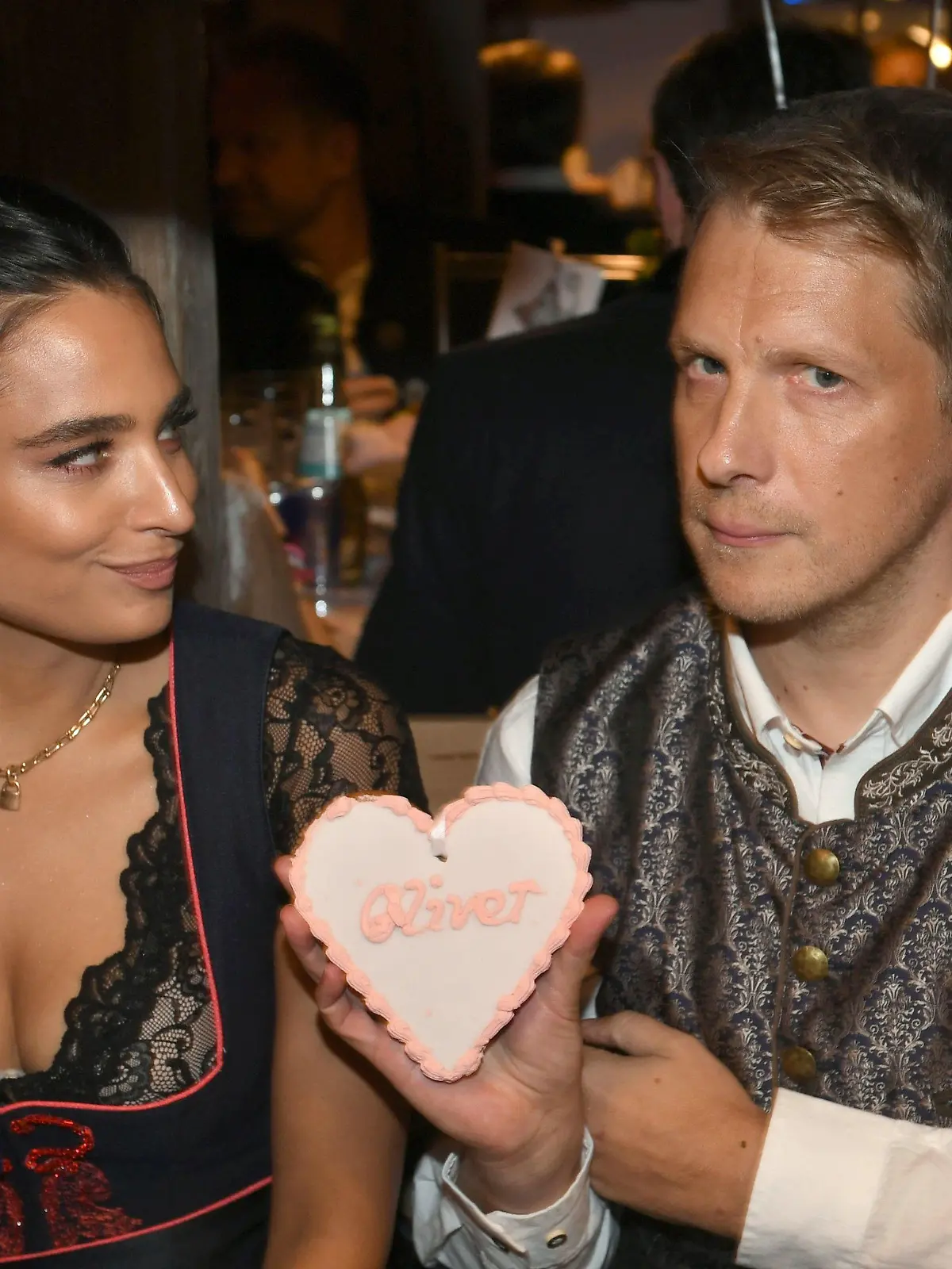 ARCHIV - 18.09.2022, Bayern, München: Der Comedian Oliver Pocher und seine Frau Amira feiern im Käfer-Zelt auf dem Oktoberfest. Trotz ihrer Trennung wollen die Pochers weiterhin zusammenwohnen. (zu dpa: «Pochers auch nach Trennung weiter ein Team») Foto: Felix Hörhager/dpa +++ dpa-Bildfunk +++