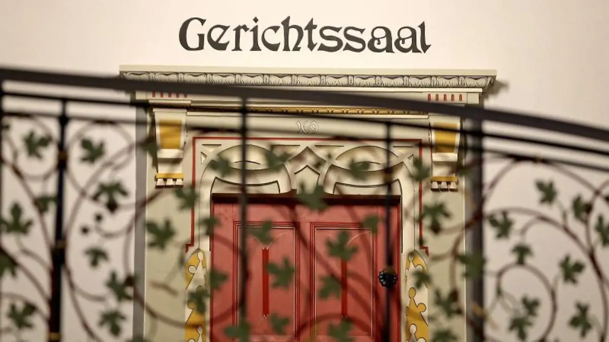 Schriftzug «Gerichtssaal» über einer Tür