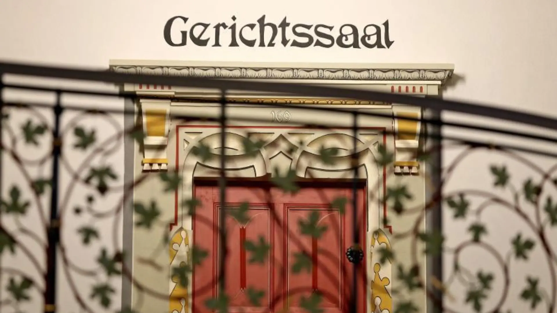 Schriftzug «Gerichtssaal» über einer Tür