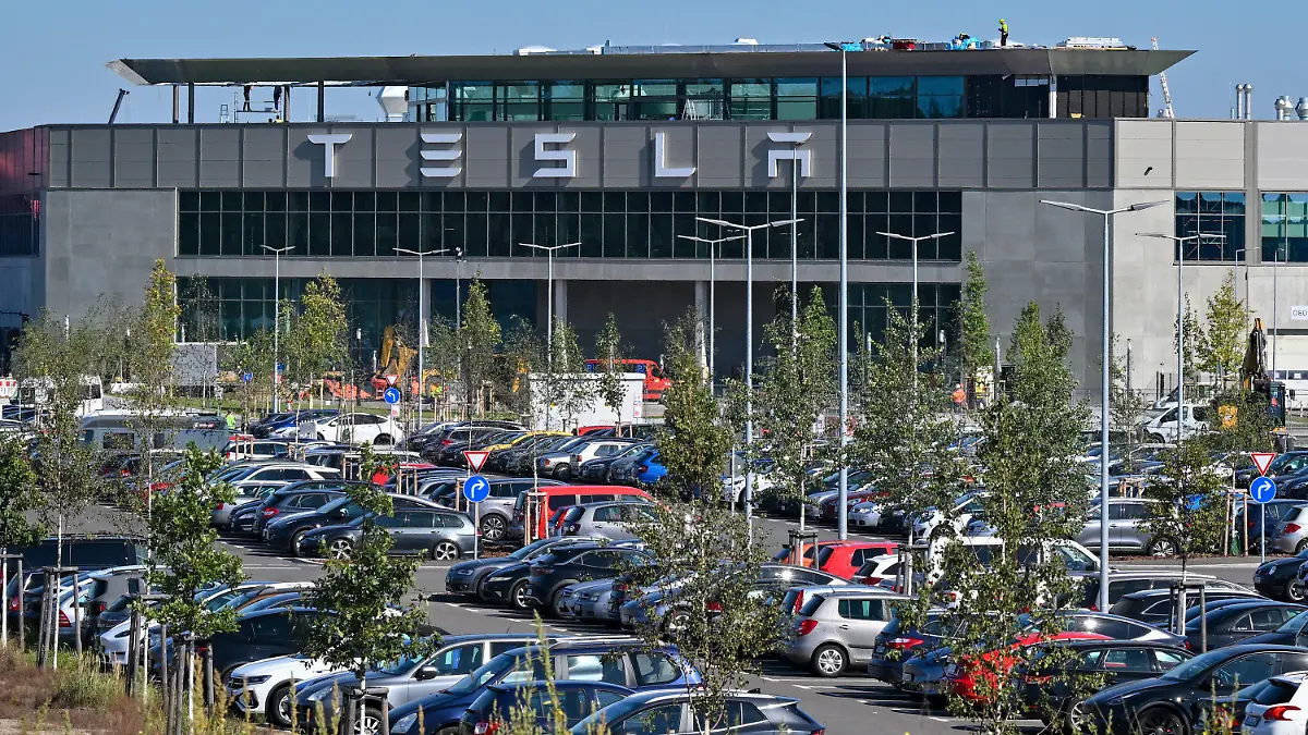 ARCHIV - 06.09.2023, Brandenburg, Grünheide: Die Tesla Gigafactory Berlin-Brandenburg. Der Wasserverband Strausberg-Erkner (WSE) versorgt den US-Elektroautobauer Tesla durch einen Vertrag jährlich mit 1,8 Millionen Kubikmeter Wasser. Das ist etwa ein Fünftel der aktuellen Trinkwasserförderung des WSE. (zu dpa "Der Kampf ums Wasser - Versorger unter Druck ") Foto: Patrick Pleul/dpa +++ dpa-Bildfunk +++