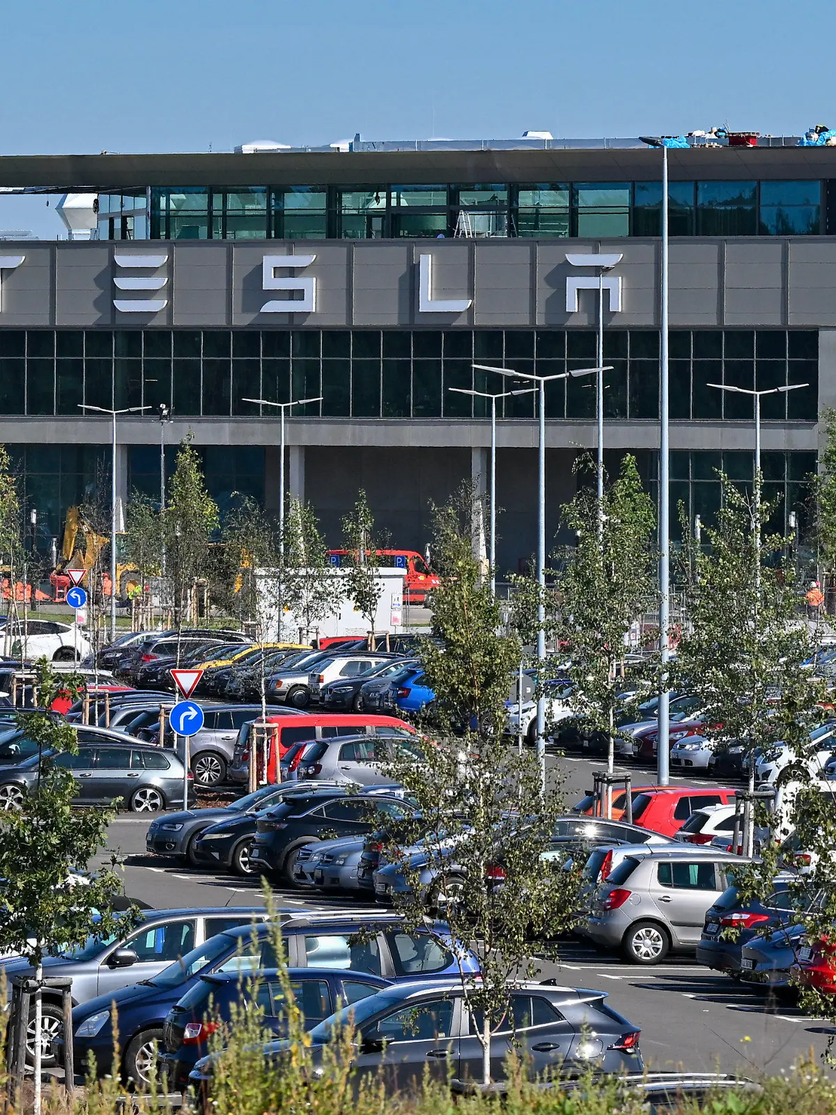 ARCHIV - 06.09.2023, Brandenburg, Grünheide: Die Tesla Gigafactory Berlin-Brandenburg. Der Wasserverband Strausberg-Erkner (WSE) versorgt den US-Elektroautobauer Tesla durch einen Vertrag jährlich mit 1,8 Millionen Kubikmeter Wasser. Das ist etwa ein Fünftel der aktuellen Trinkwasserförderung des WSE. (zu dpa "Der Kampf ums Wasser - Versorger unter Druck ") Foto: Patrick Pleul/dpa +++ dpa-Bildfunk +++