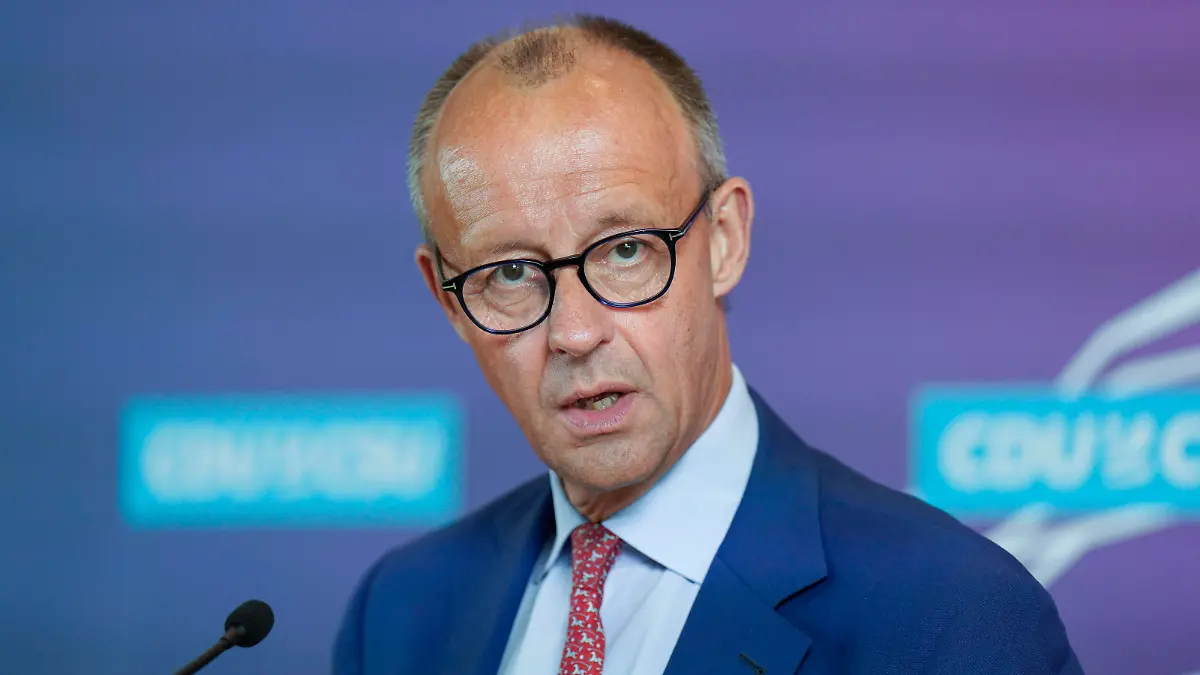 CDU/CSU-Bundestagsfraktion, Friedrich Merz Fraktionssitzung CDU/CSU-Bundestagsfraktion, Pressestatement, Vorsitzender CDU und CDU/CSU-Bundestagsfraktion, Friedrich Merz, Erster stellvertretender Vorsitzender und Vorsitzender CSU im Bundestag Alexander Dobrindt Berlin Berlin GER *** CDU CSU Parliamentary Group, Friedrich Merz Parliamentary Group Meeting CDU CSU Parliamentary Group, Press Statement, Chairman CDU and CDU CSU Parliamentary Group, Friedrich Merz, First Deputy Chairman and Chairman CSU in the Bundestag Alexander Dobrindt Berlin Berlin GER