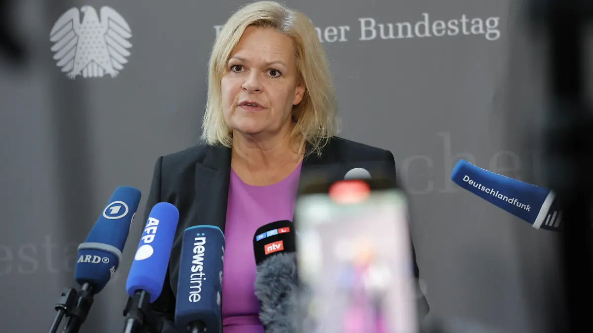 News Bilder des Tages Bundesinnenministerin Nancy Faeser, Deutschland, Berlin, Reichstag, Pressestatement von Bundesinnenministerin Nancy Faeser zum Verbot der rechtsextremen Gruppierung Artgemeinschaft und verstärkten Kontrollen an Grenzen zu Polen und der Tschechischen Republik *** Federal Minister of the Interior Nancy Faeser, Germany, Berlin, Reichstag, press statement by Federal Minister of the Interior Nancy Faeser on the ban of the extreme right-wing group Artgemeinschaft and increased controls at borders with Poland and the Czech Republic