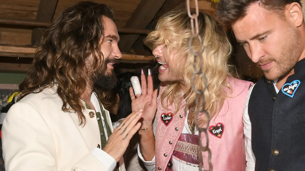 24.09.2023, Bayern, München: Die Musiker Tom Kaulitz (l) und Bill Kaulitz feiern im Käferzelt. Die 188. Wiesn findet dieses Jahr vom 16.09.- 03.10.2023 statt. Foto: Felix Hörhager/dpa +++ dpa-Bildfunk +++
