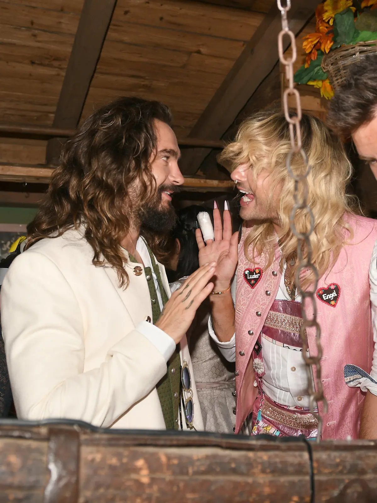 24.09.2023, Bayern, München: Die Musiker Tom Kaulitz (l) und Bill Kaulitz feiern im Käferzelt. Die 188. Wiesn findet dieses Jahr vom 16.09.- 03.10.2023 statt. Foto: Felix Hörhager/dpa +++ dpa-Bildfunk +++