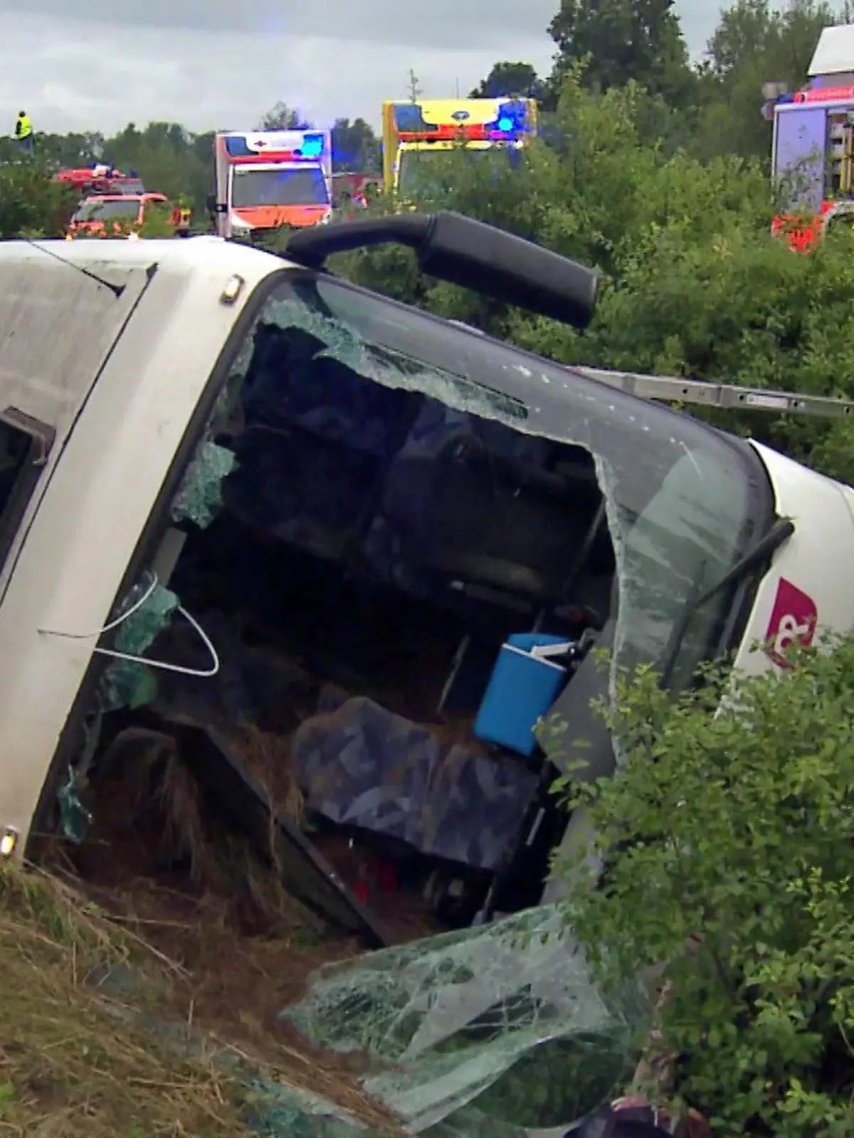 Reisebus liegt neben der Autobahn im Graben