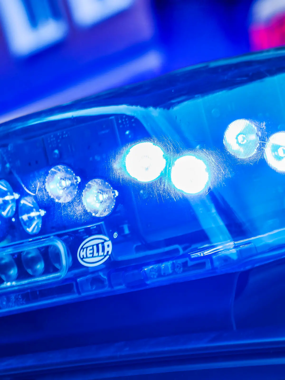 Blaulicht bei Polizeieinsatz in München-Haidhausen, August 2023 Deutschland, München,August 2023, Blaulicht bei Polizeieinsatz in München-Haidhausen, Dachbalken auf dem Dach eines Einsatzfahrzeuges der Polizei, Symbolfoto Notfall, 110, Einsatz, Einsatzfahrzeug, Hersteller des Dachbalken ist Hella aus Lippstadt, *** Blue light during police operation in Munich Haidhausen, August 2023 Germany, Munich,August 2023, blue light during police operation in Munich Haidhausen, roof bar on the roof of a police emergency vehicle, symbol photo emergency, 110, operation, emergency vehicle, manufacturer of the roof bar is Hella from Lippstadt,