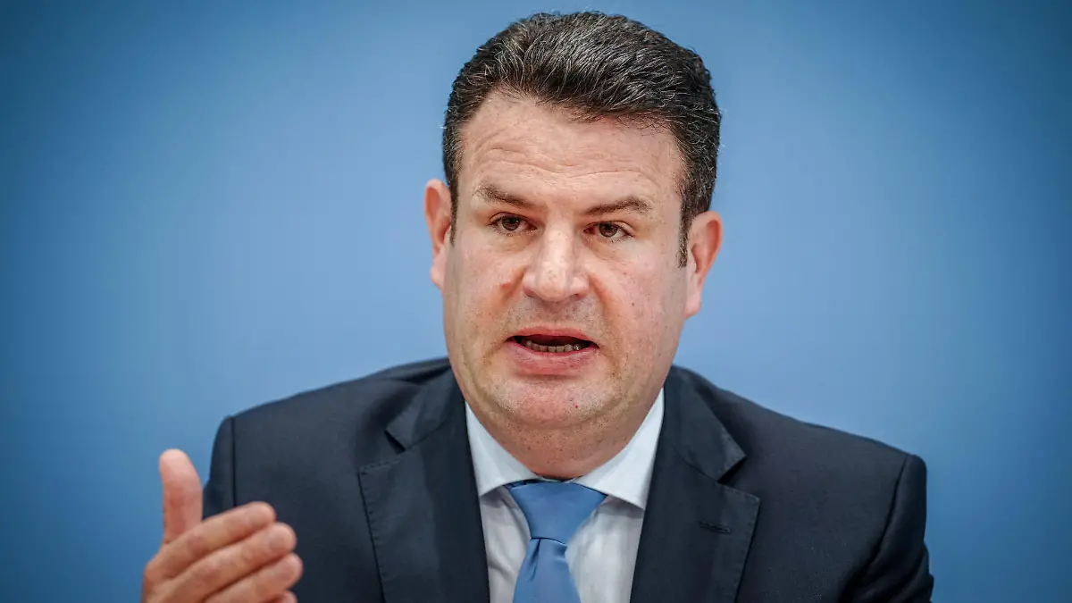 ARCHIV - 28.08.2023, Berlin: Hubertus Heil (SPD), Bundesminister für Arbeit und Soziales, gibt eine Pressekonferenz zur Vorstellung der Einigung der Koalition über die Eckpunkte der Kindergrundsicherung. (zu dpa «Heil: spätestens 2035 kein Arbeitsplatz ohne KI-Anwendungen mehr») Foto: Kay Nietfeld/dpa +++ dpa-Bildfunk +++