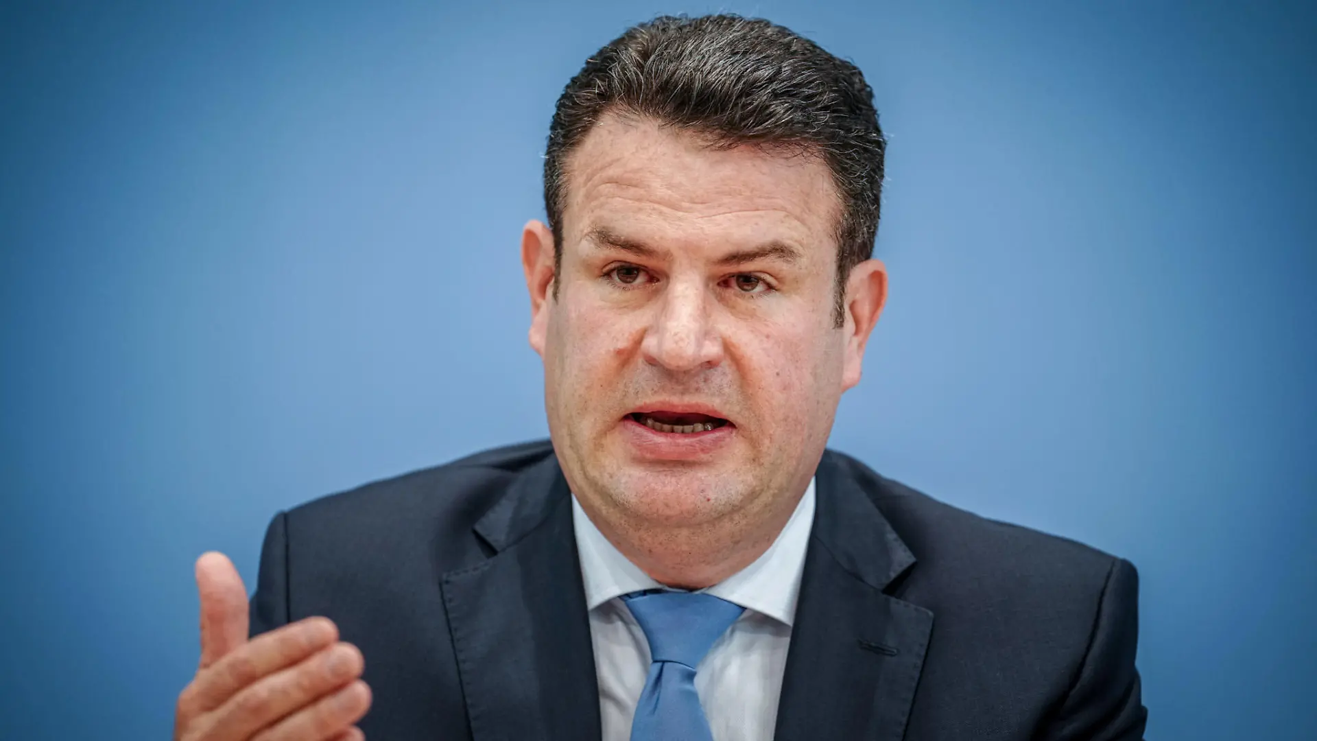 ARCHIV - 28.08.2023, Berlin: Hubertus Heil (SPD), Bundesminister für Arbeit und Soziales, gibt eine Pressekonferenz zur Vorstellung der Einigung der Koalition über die Eckpunkte der Kindergrundsicherung. (zu dpa «Heil: spätestens 2035 kein Arbeitsplatz ohne KI-Anwendungen mehr») Foto: Kay Nietfeld/dpa +++ dpa-Bildfunk +++