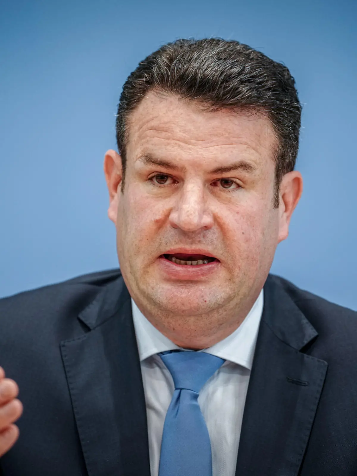 ARCHIV - 28.08.2023, Berlin: Hubertus Heil (SPD), Bundesminister für Arbeit und Soziales, gibt eine Pressekonferenz zur Vorstellung der Einigung der Koalition über die Eckpunkte der Kindergrundsicherung. (zu dpa «Heil: spätestens 2035 kein Arbeitsplatz ohne KI-Anwendungen mehr») Foto: Kay Nietfeld/dpa +++ dpa-Bildfunk +++