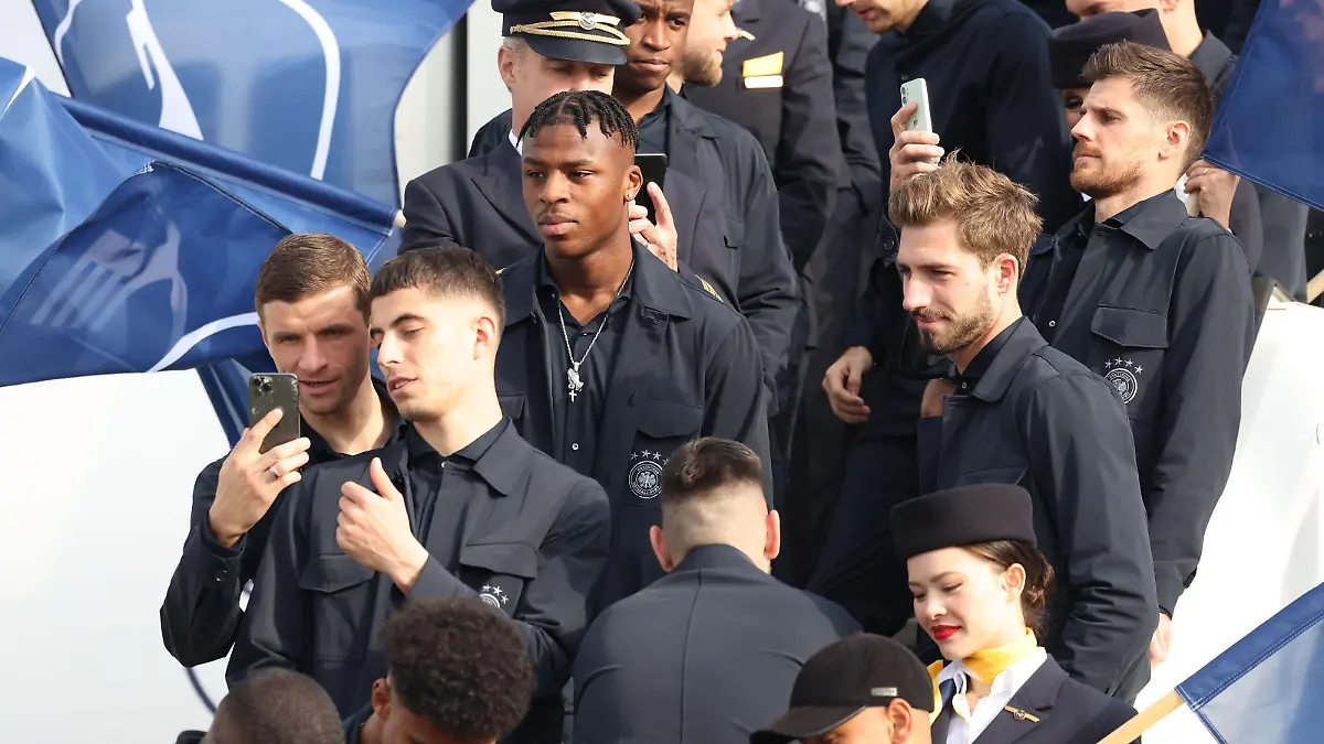 Frankfurt am Main, 14.11.2022, xjfx Abflug der Deutschen Fussball Nationalmannschaft auf dem Vorfeld des Frankfurter Flughafens von Frankfurt nach Musca auf dem Weg zum letzten Trainingsspiel vor der Fußball Weltmeisterschaft 2022 v.l., Thomas Müller, Kai Havertz, Kevin Trapp