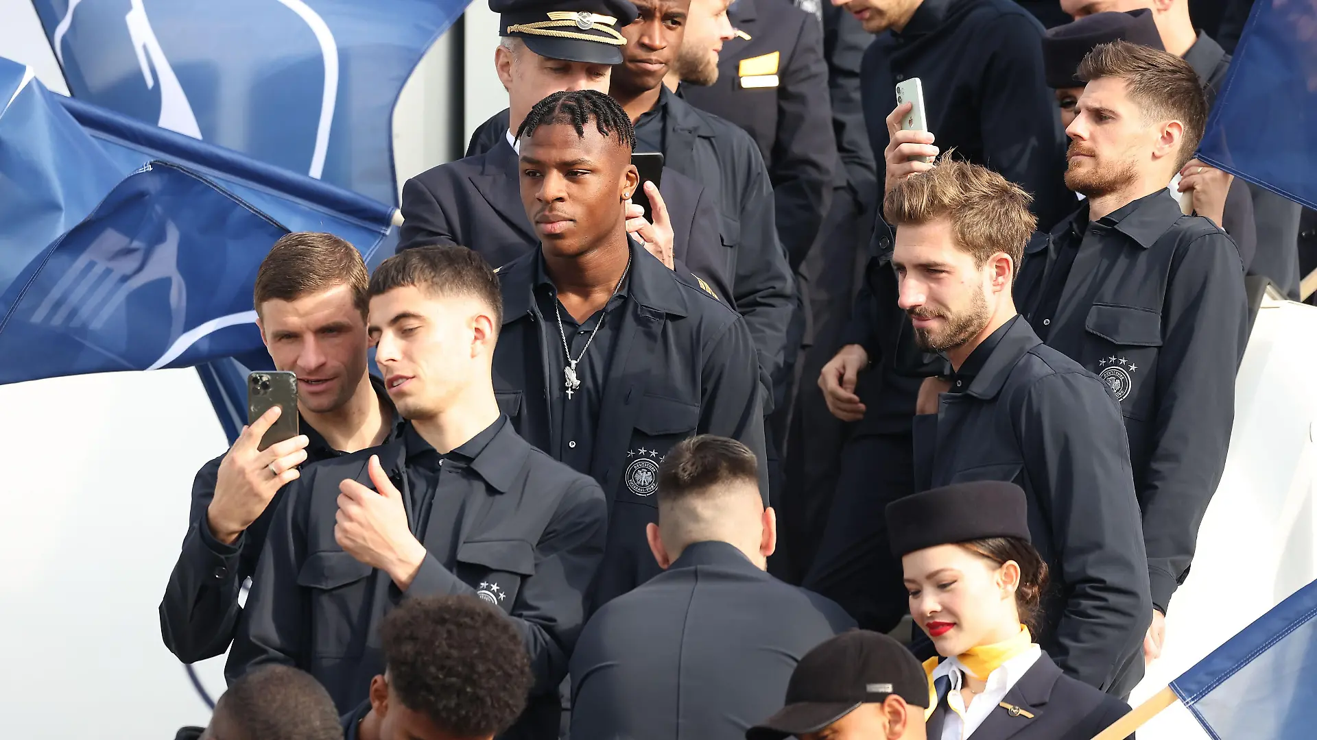 Frankfurt am Main, 14.11.2022, xjfx Abflug der Deutschen Fussball Nationalmannschaft auf dem Vorfeld des Frankfurter Flughafens von Frankfurt nach Musca auf dem Weg zum letzten Trainingsspiel vor der Fußball Weltmeisterschaft 2022 v.l., Thomas Müller, Kai Havertz, Kevin Trapp