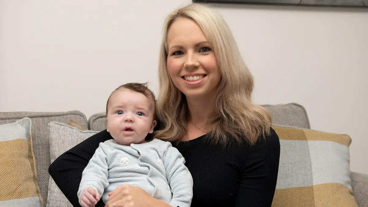 SONDERKONDITIONEN: Satzpreis!
Abbie Morris with Jax Morris. A woman who unexpectedly went in to labour had her baby delivered by her husband and sister - while the rest of her family ate dinner downstairs. See SWNS story SWTPbirth. Abbie Morris, 32, gave birth to a little boy a week before her due date at home in Fareham, Hants. She had invited relatives over for a meal on the evening of August 21 when her contractions became more intense. Her local hospital maternity ward said they couldn't spare a bed, she claims, so she decided to wait - before events overtook her.  / action press