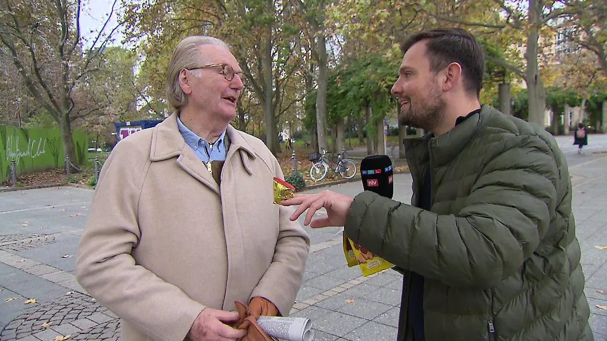 Reporter Felix Christmann am Opernplatz in der Frankfurter Innenstadt.