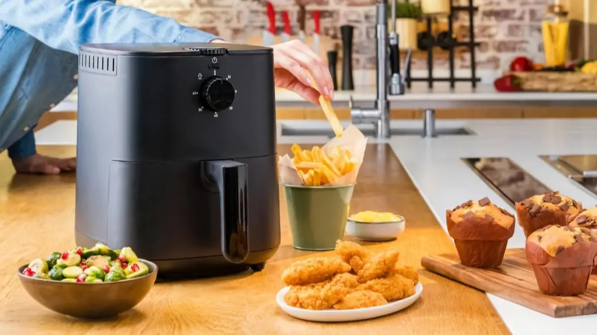 Tefal Heißluftfritteuse "Easy Fry" steht auf dem Tisch mit Gebäck.