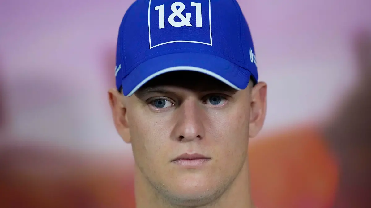 ARCHIV - 20.05.2022, Spanien, Montmelo: Motorsport: Formel-1-Weltmeisterschaft, Grand Prix von Spanien. Mick Schumacher aus Deutschland vom Team Haas nimmt an einer Pressekonferenz teil. (zu dpa: ««Bild»: Schumacher vor Aus bei Haas - Hülkenberg soll übernehmen») Foto: Manu Fernandez/AP/dpa +++ dpa-Bildfunk +++