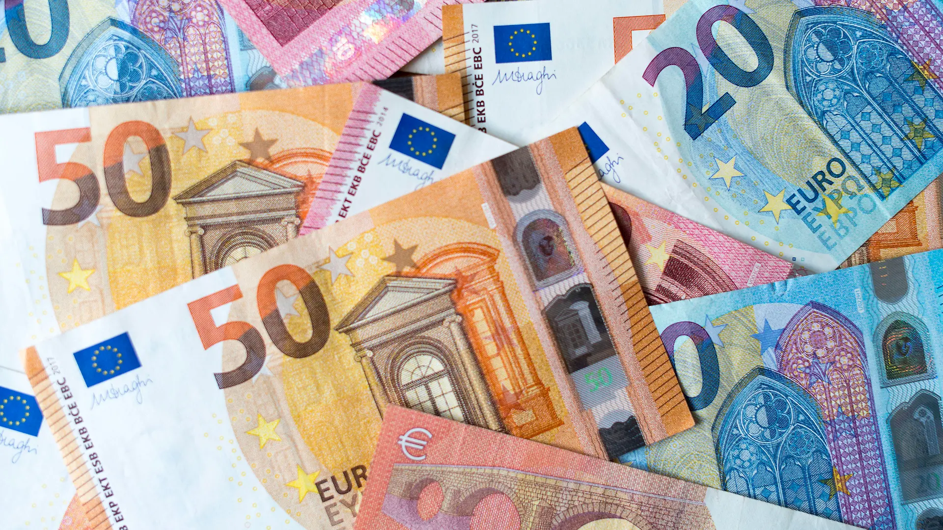 ARCHIV - 04.12.2018, Sachsen, Dresden: ILLUSTRATION - Zahlreiche Banknoten von 10, 20 und 50 Euro liegen auf einem Tisch. (zu dpa «23,3 Millionen Euro Corona-Soforthilfe zurückgezahlt») Foto: Monika Skolimowska/dpa-Zentralbild/dpa +++ dpa-Bildfunk +++