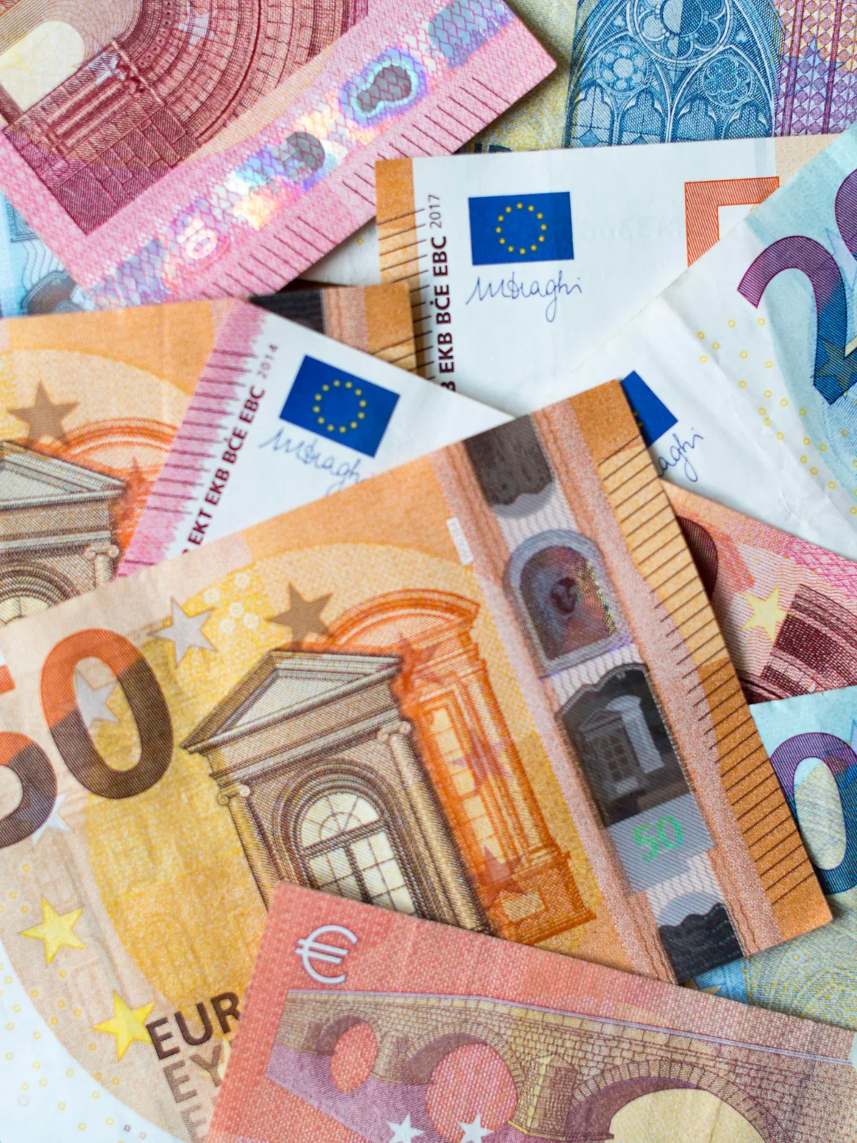 ARCHIV - 04.12.2018, Sachsen, Dresden: ILLUSTRATION - Zahlreiche Banknoten von 10, 20 und 50 Euro liegen auf einem Tisch.      (zu dpa «23,3 Millionen Euro Corona-Soforthilfe zurückgezahlt») Foto: Monika Skolimowska/dpa-Zentralbild/dpa +++ dpa-Bildfunk +++