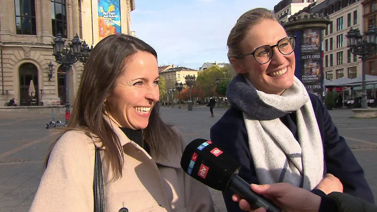 Zwei Freundinnen aus Hessen in der Frankfurter Innenstadt.
