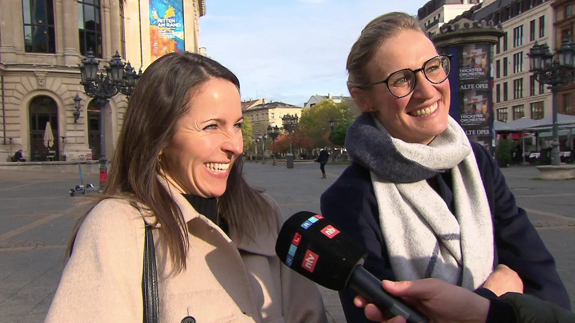 Zwei Freundinnen aus Hessen in der Frankfurter Innenstadt.