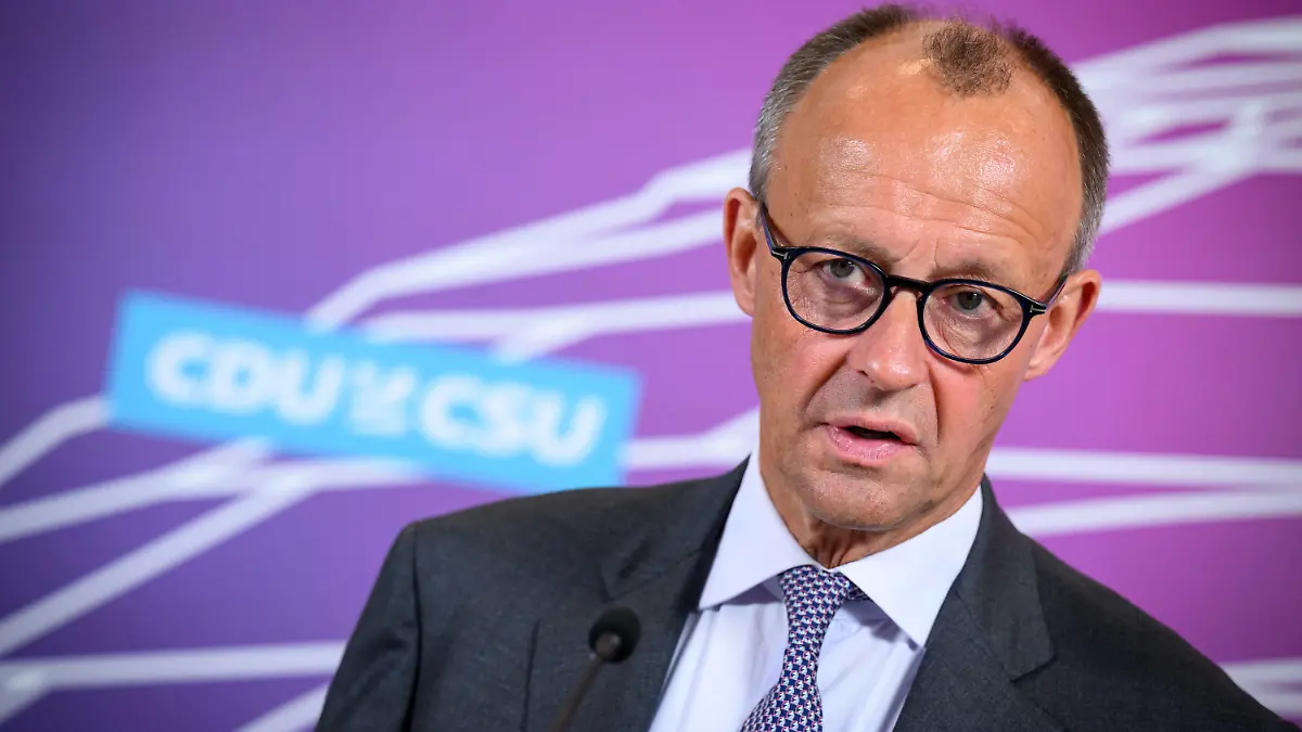 ARCHIV - 19.09.2023, Berlin: Der CDU-Vorsitzende Friedrich Merz, der auch Vorsitzender der CDU/CSU-Bundestagsfraktion ist, äußert sich vor der Sitzung der Bundestagsfraktion der Union im Deutschen Bundestag. (Zu dpa «Merz: Migranten lassen sich die Zähne machen - Kritiker: Falsch») Foto: Bernd von Jutrczenka/dpa +++ dpa-Bildfunk +++