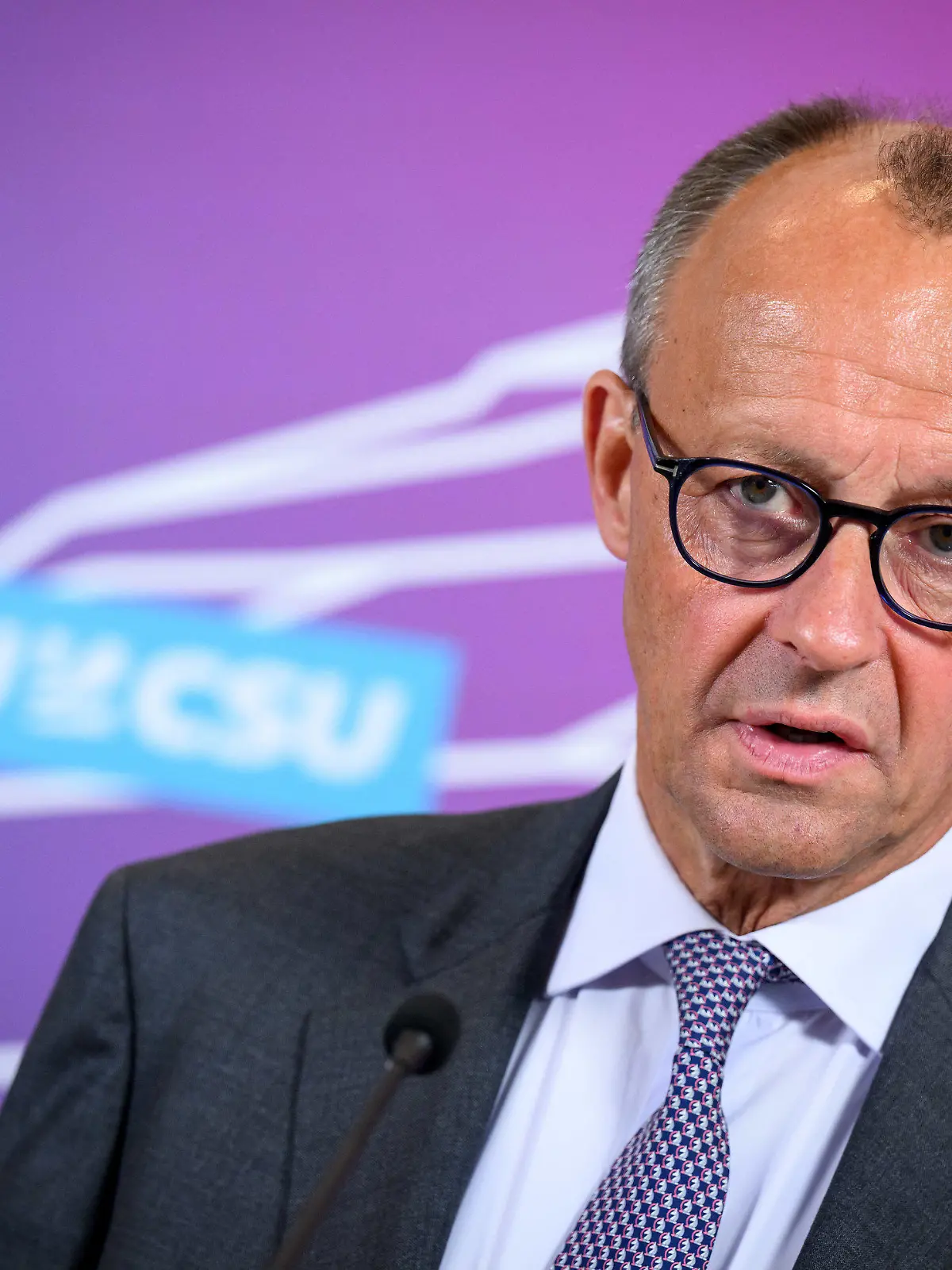 ARCHIV - 19.09.2023, Berlin: Der CDU-Vorsitzende Friedrich Merz, der auch Vorsitzender der CDU/CSU-Bundestagsfraktion ist, äußert sich vor der Sitzung der Bundestagsfraktion der Union im Deutschen Bundestag. (Zu dpa «Merz: Migranten lassen sich die Zähne machen - Kritiker: Falsch») Foto: Bernd von Jutrczenka/dpa +++ dpa-Bildfunk +++