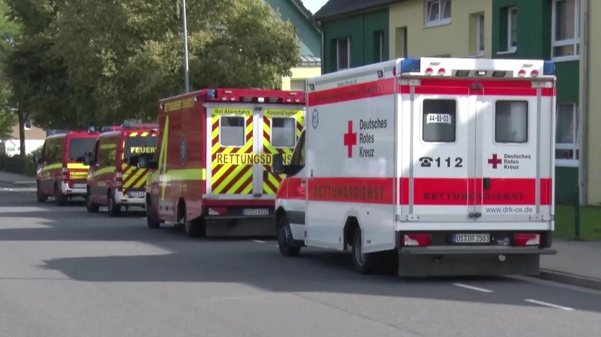 Für den Ernstfall sind vorsorglich Rettungswagen und Sanitäter vor Ort.