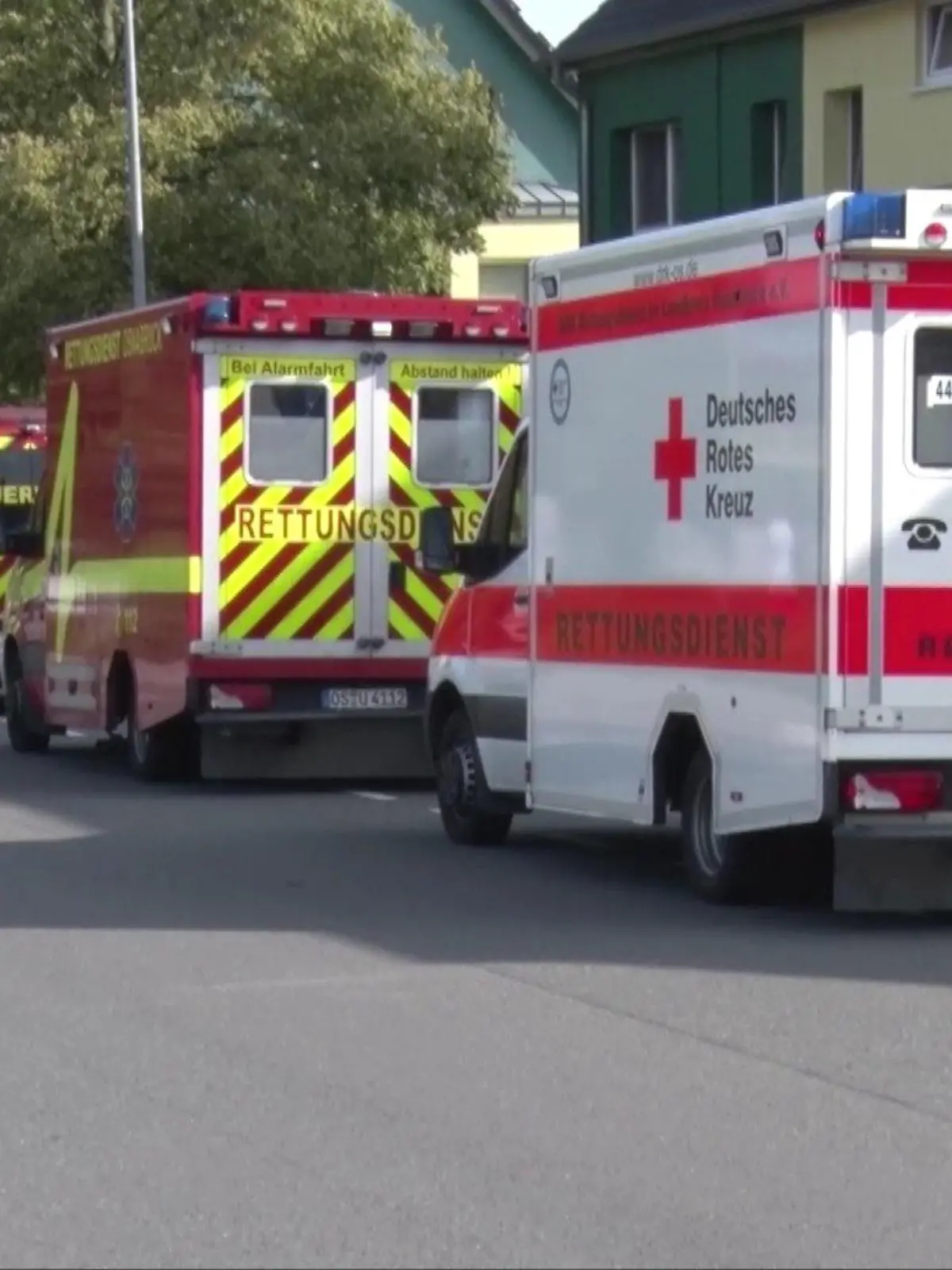 Für den Ernstfall sind vorsorglich Rettungswagen und Sanitäter vor Ort.