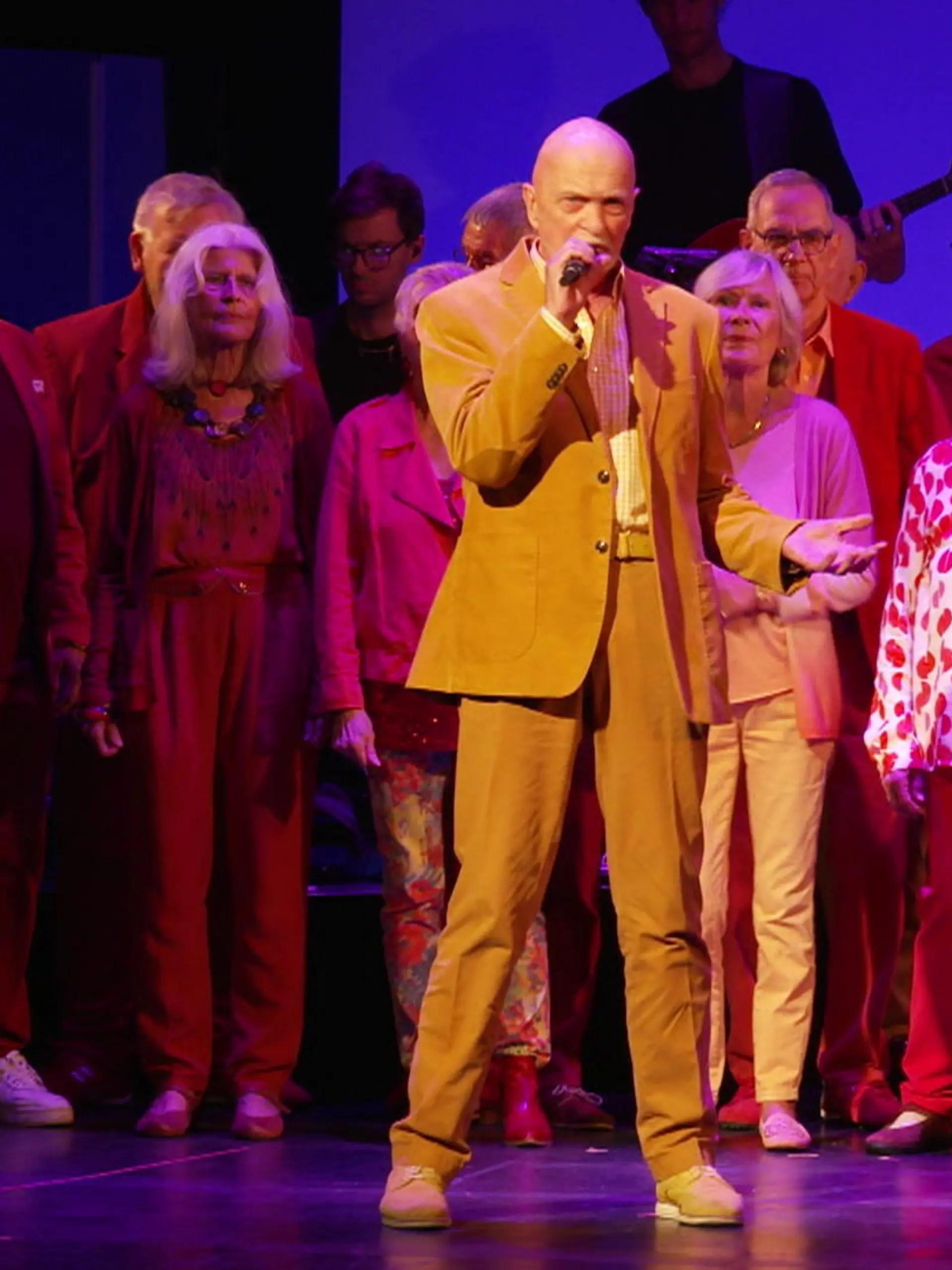 Jede Menge frischer Wind weht auf der Bühne des St.Pauli Theaters wenn der Heaven Can Wait Chor hier rockt. Statt alten Liedern klingt die Setlist  eher nach den Lieblingssongs ihrer Enkel. Von Mark Forster und Deichkind  bis hin zu Coldplay ist hier alles dabei.
{-- Übergang Probe --}
Vor ein paar Wochen steht aber erstmal ein anderes Lied auf dem Programm:
{MAT 1 00:05:09:00 oder 00:11:33:22  Freistand} "Happy Birthday to youuu"
Denn der Chor hat in diesem Jahr einiges zu feiern. Nicht nur Leiter Jan-Christoph Scheibe ist 60 Jahre geworden, auch der Chor selbst feiert sein 10-Jähriges Jubiläum. Ein Leben ohne das Singen können sich die Mitglieder nicht mehr vorstellen:
{OT Gisa, 84, Choromitglied: MAT 2 00:09:56:24 }„Das ist mehr als ein Job. Das ist einfach ein Lebenselexil. Also ohne Musik, wie ich immer sage, das ist meine Droge"
{OT Wolfgang, 85, Chormitglied: MAT 2 00:01:26:15} "Auch so die ganzen Leider sind die gleichen, ne. Wenn einer. Der eine hilft dem anderen in die Unterhose beim umziehen und solche Sachen."
Chorleiter Jan-Christoph Scheibe hat den Chor durch einen Aufruf im Abendblatt gegründet. Und hat ein Erfolgsrezept:
{MAT 1: 00:37:41:07 OT Jan-Christoph Scheibe, Chorleiter:} "Also die allerwichtigste Regel ist, dass man die nicht unterschätzt. Und dass man nicht so seniorengerechte Chorproben macht. Sondern dass man die fordert, die wollen auch gefordert werden."
Schonen steht daher nicht auf dem Programm. Bis zum Auftritt muss schließlich alles sitzen. Auch die Choreografie. {00:33:54:00}
Die Gefühle, über die die Mitglieder singen sind echt.  Dabei teilen sie nicht nur die schönen, sondern auch die traurigen Momente:
{Lola, 79, Chormitglied: MAT 2: 00:03:14:07} "Mein Mann war in dem Chor. Und der ist vor einem Jahr gestorben. Und dann haben sich mich gefragt, ob ich ja so quasi seine Nachfolge antreten möchte. // Und ich bin mit einer unglaublich tollen Empathie von dem Chor aufgenommen worden."
{MAT 2: 00:07:16:20 Freistand Singen } "Wir sind vom Leben gezeichnet mit den buntesten Farben und wir tragen sie mit Stolz, unsere Wunden und Narben"
Wie viel Rückhalt und Freude das gemeinsame Singen bringt, merkt man nicht nur bei Lola. 
{MAT 1: 00:24:00:24 Freistand: } „Du bist das Ding für mich. Und die Chöre singen für dich: Ohhhohoh.“
{ -- Übergang Kinofilm --}
Doch der Chor rockt nicht nur die Bühne. Am 12. Oktober kommt sogar ein eigener Dokumentarfilm in die Kinos {Antexter MAT 3: 00:12:34:17}
{MAT 3: 00:11:30:21 OT Sven Halfar, Regisseur:} "Der Film erzählt einfach, dass das Altern und das Alter einfach auch schön sein kann. Es ist schön, alt zu sein."
{-- Übergang St. Pauli Theater --}
nd DAS beweist der Chor auch auf der Bühne im St. Pauli Theater.
{MAT 6: Freistand 01:24:53:09 }"Lass die Finger von Emmanuela. Lass die Finger von Emmanuela"
{Vöxe Publikum}
{MAT 6 01:04:07:00} "Den alten Chor musst du sehen , das musst du einfach mal sehen"

{MAT 6 01:06:53:22 }"Man kann nicht sitzen bleiben. Man muss aufstehen, man muss zappeln, man muss tanzen, das ist Wahnsinn"
{OT Lola, 79, Chormitglied: MAT 6 00:07:10:14} "Das Echo ist super vom Publikum . Und dann hinterher in die Gesichter zu gucken, die alle gute Laune haben . Das ist toll. Es ist ein Geschenk"
{MAT 6: 01:19:34:21 Freistand} "And I will try, to fix you"
Lebensfreude und Energie gepaart mit Altersweisheit und Witz. So beweist der Chor, dass der Himmel wirklich noch warten sollte.