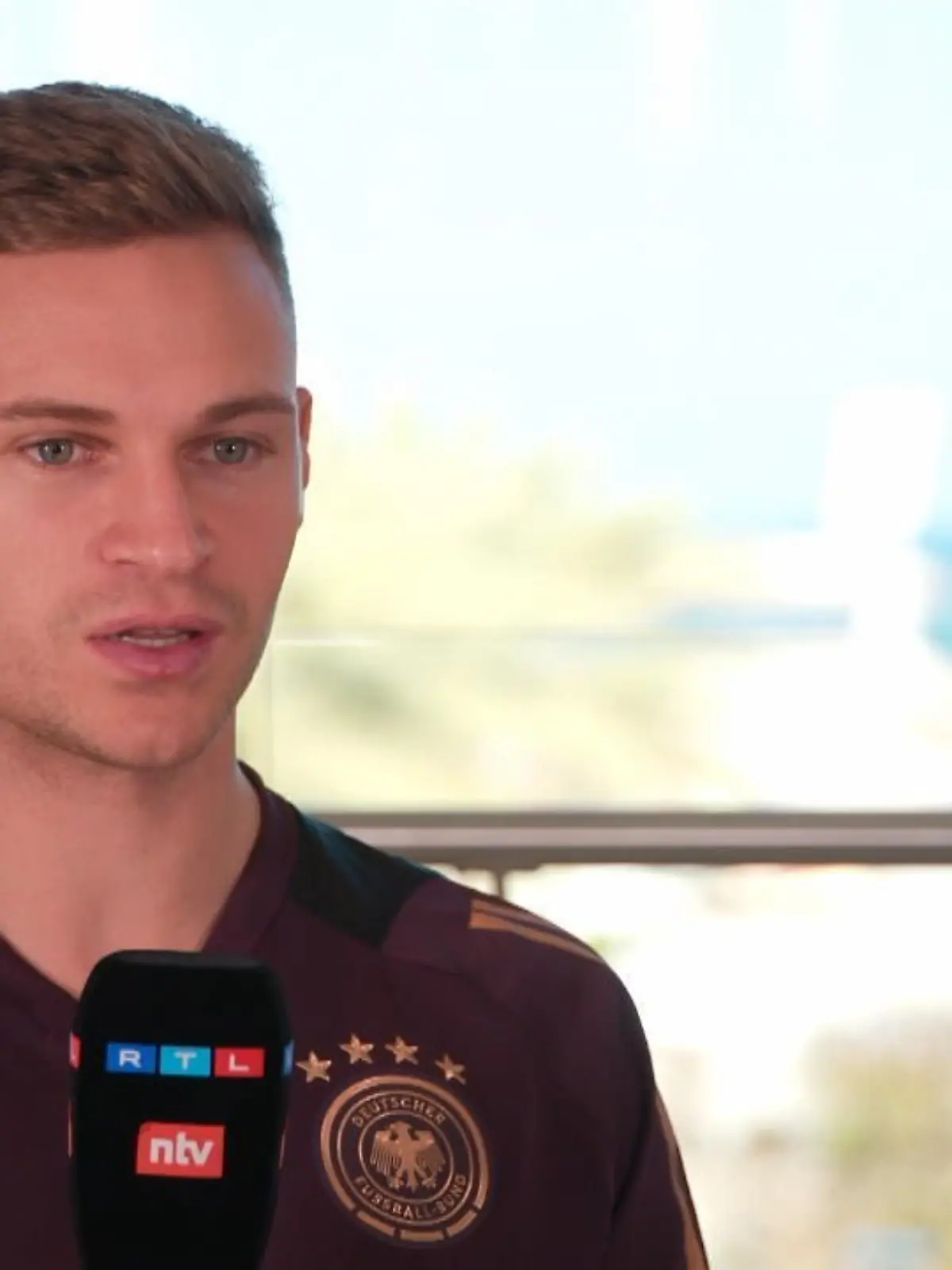 Ist es als Spieler schwer, in eine Weltmeisterschafft geworfen zu werden, die so stark in der Kritik steht? Nationalspieler Joshua Kimmich äußert sich zu den Missständen in Katar und in wie weit sie Einfluss auf die Spieler im laufe der WM haben.