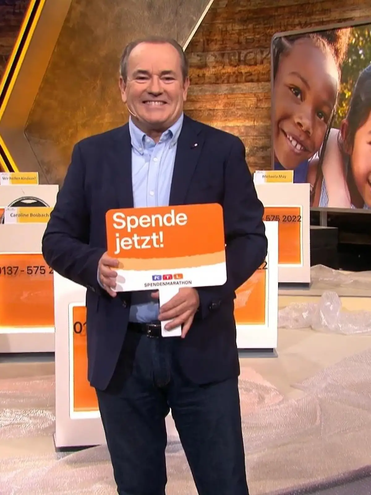 Heute ist es schon die letzte Ausgabe von RTL WEST für diese Woche. Denn morgen überträgt RTL ab 18 Uhr das Testspiel der deutschen Fußball-Nationalmannschaft gegen den Oman. Und am Donnerstag und Freitag läuft wieder der große RTL Spendenmarathon. Moderator Wolfram Kons erzählt bei RTL WEST, was die Zuschauer erwartet.